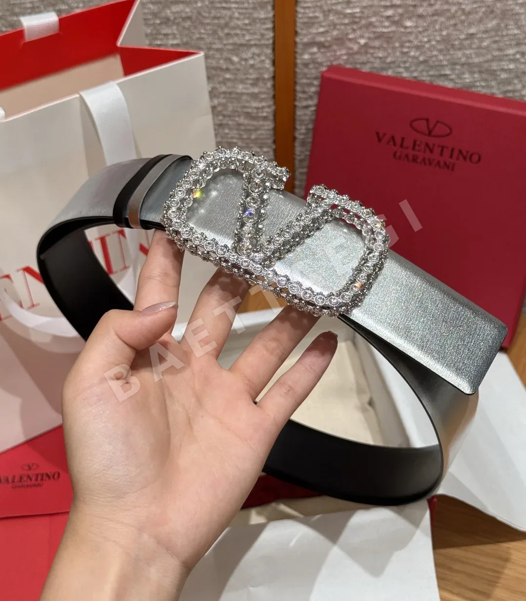 발렌티노 VLOGO 시그니처 크리스탈 장식 리버서블 벨트 40mm 상세 이미지 2