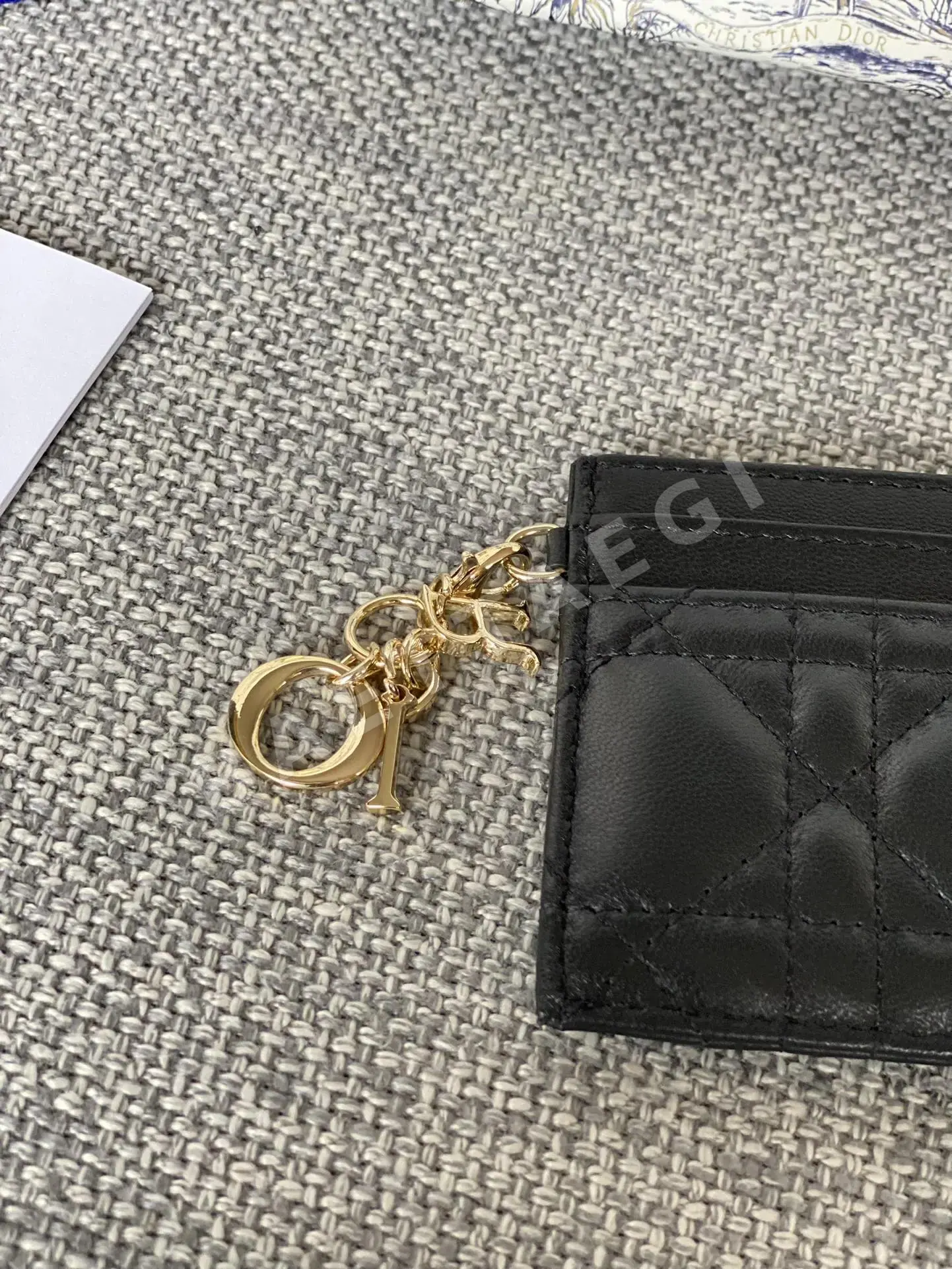 디올 레이디 프리지아 램스킨 지갑 상세 이미지 4