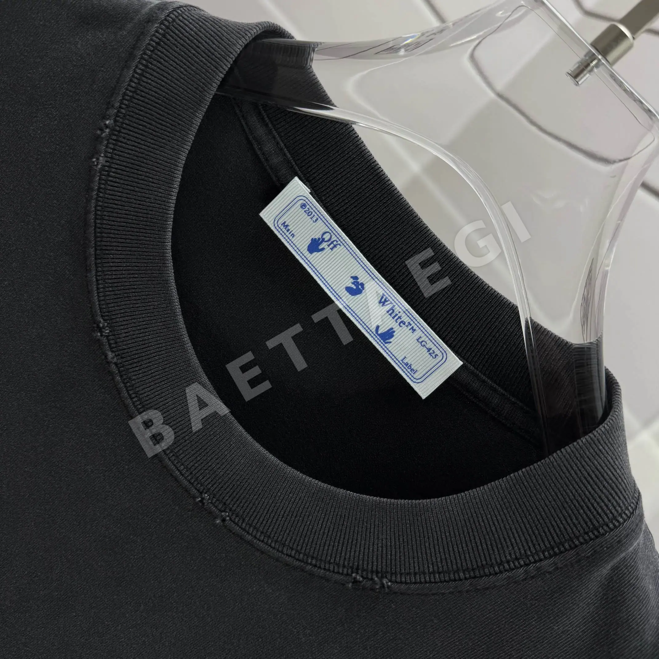 오프화이트 워시 가공 데미지 크루넥 반팔 티셔츠 상세 이미지 5