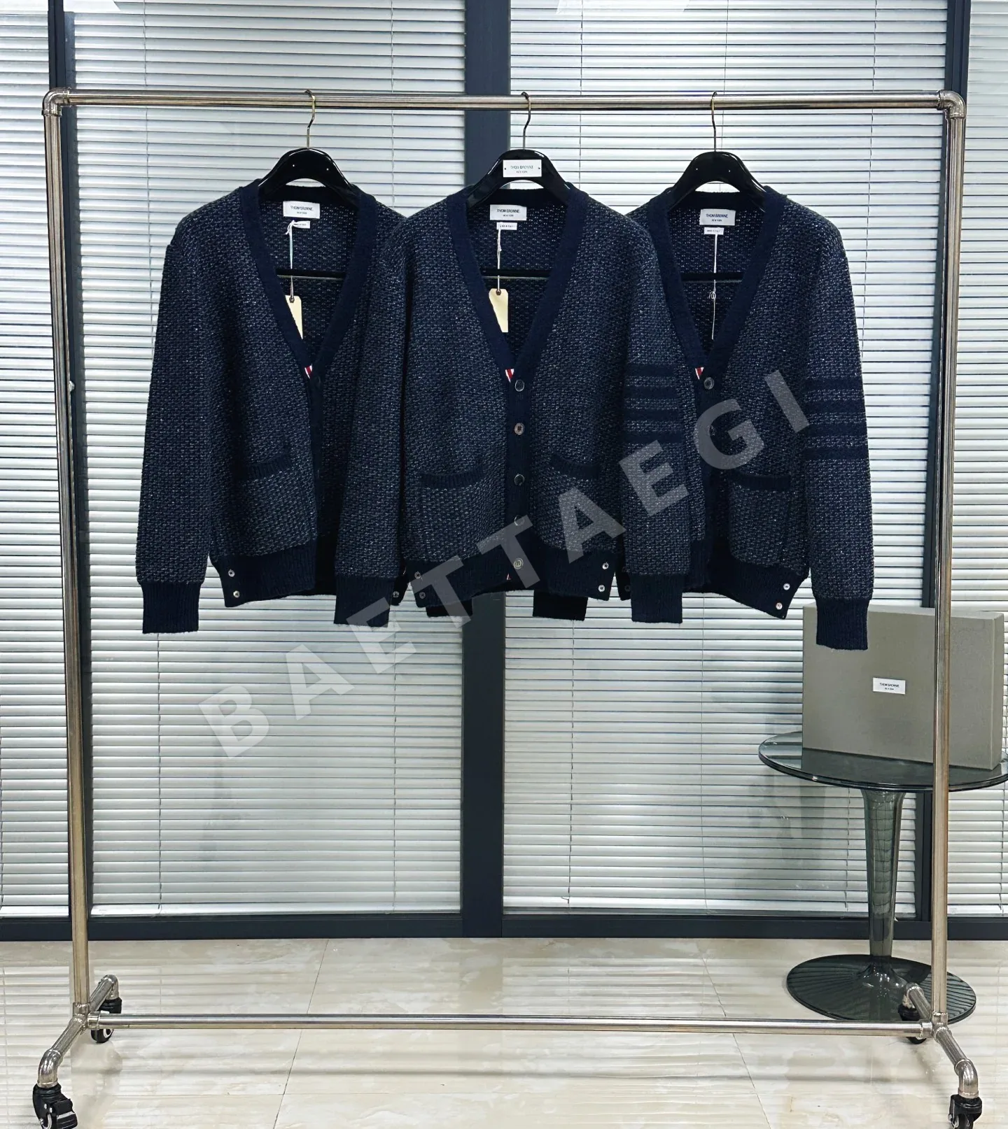 톰브라운 울 청키 니트 4바 스트라이프 남성 가디건 142977