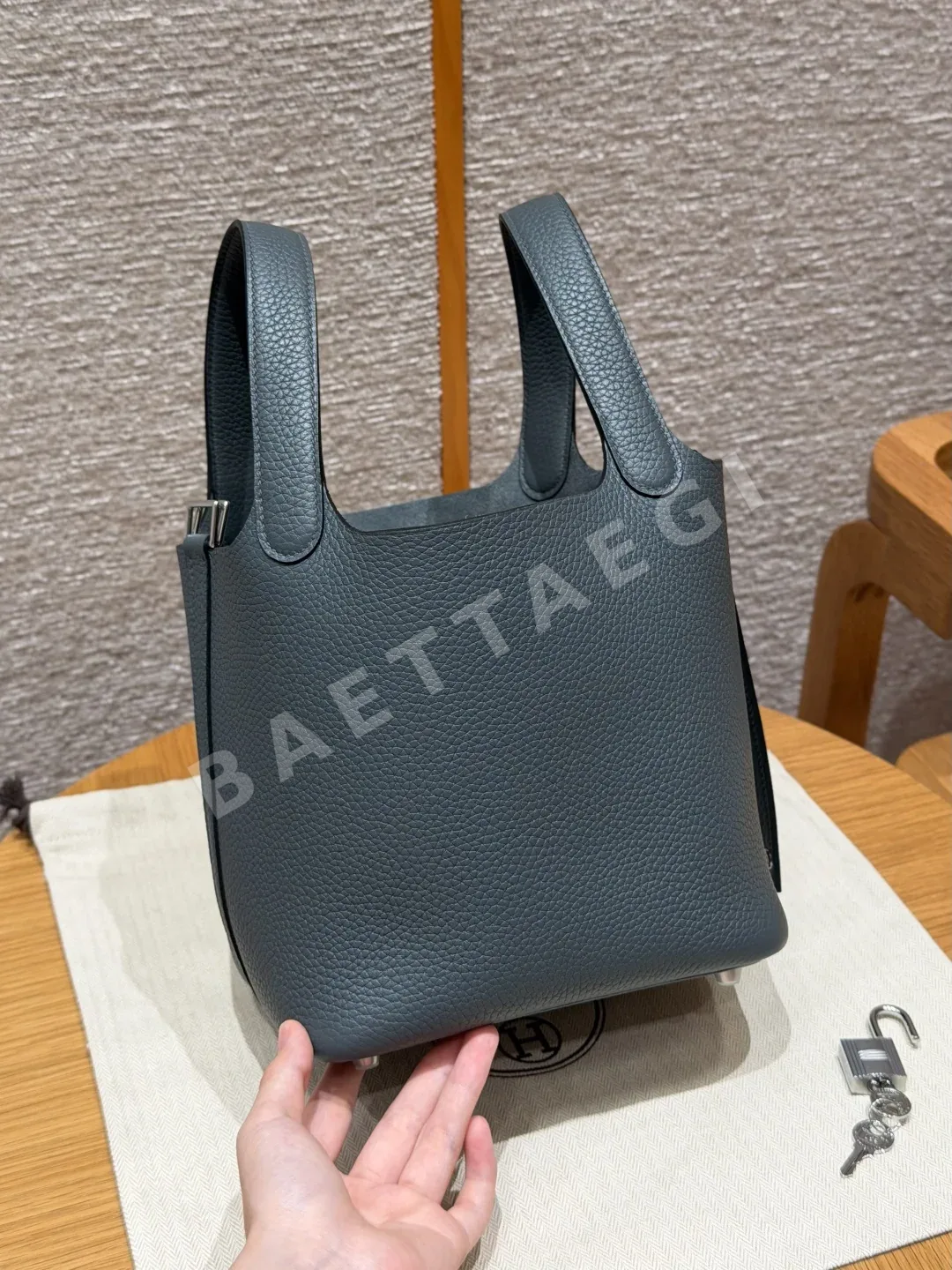 에르메스 피코탄 락 크레망스 가죽 지갑 상세 이미지 4