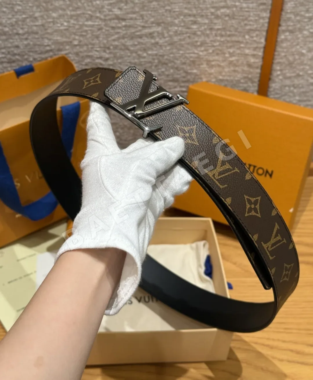 루이비통 LV 이니셜 메탈 버클 40mm 리버시블 벨트 상세 이미지 8