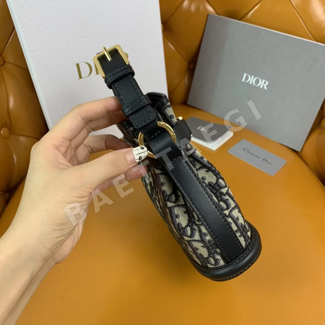 디올 모노그램 버킷 가방 상세 이미지 3