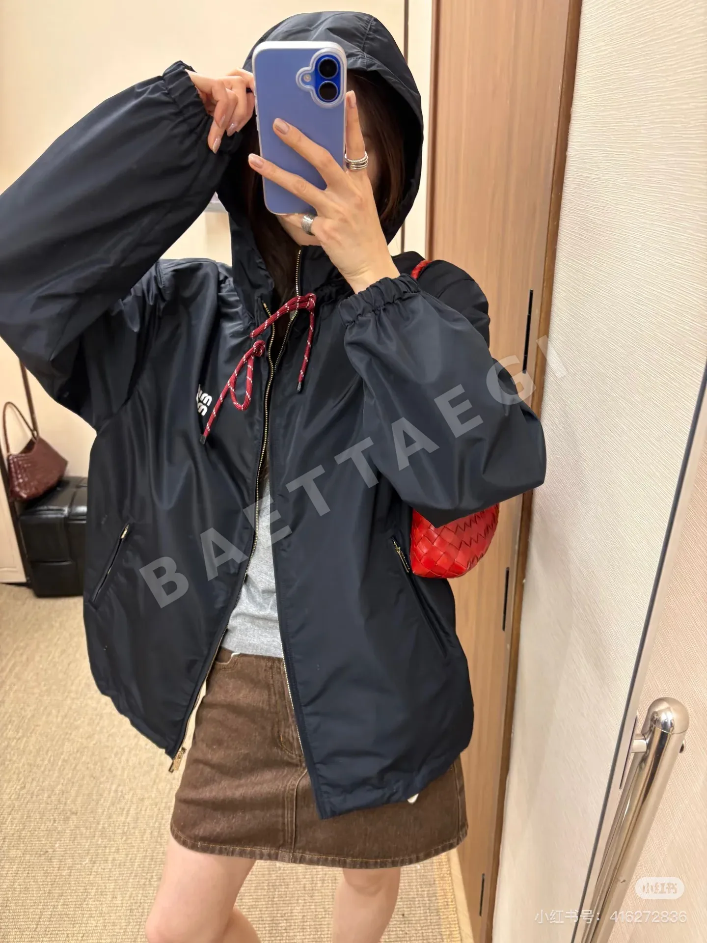 미우미우 로고 레터 루즈핏 나일론 후드 자켓 상세 이미지 4