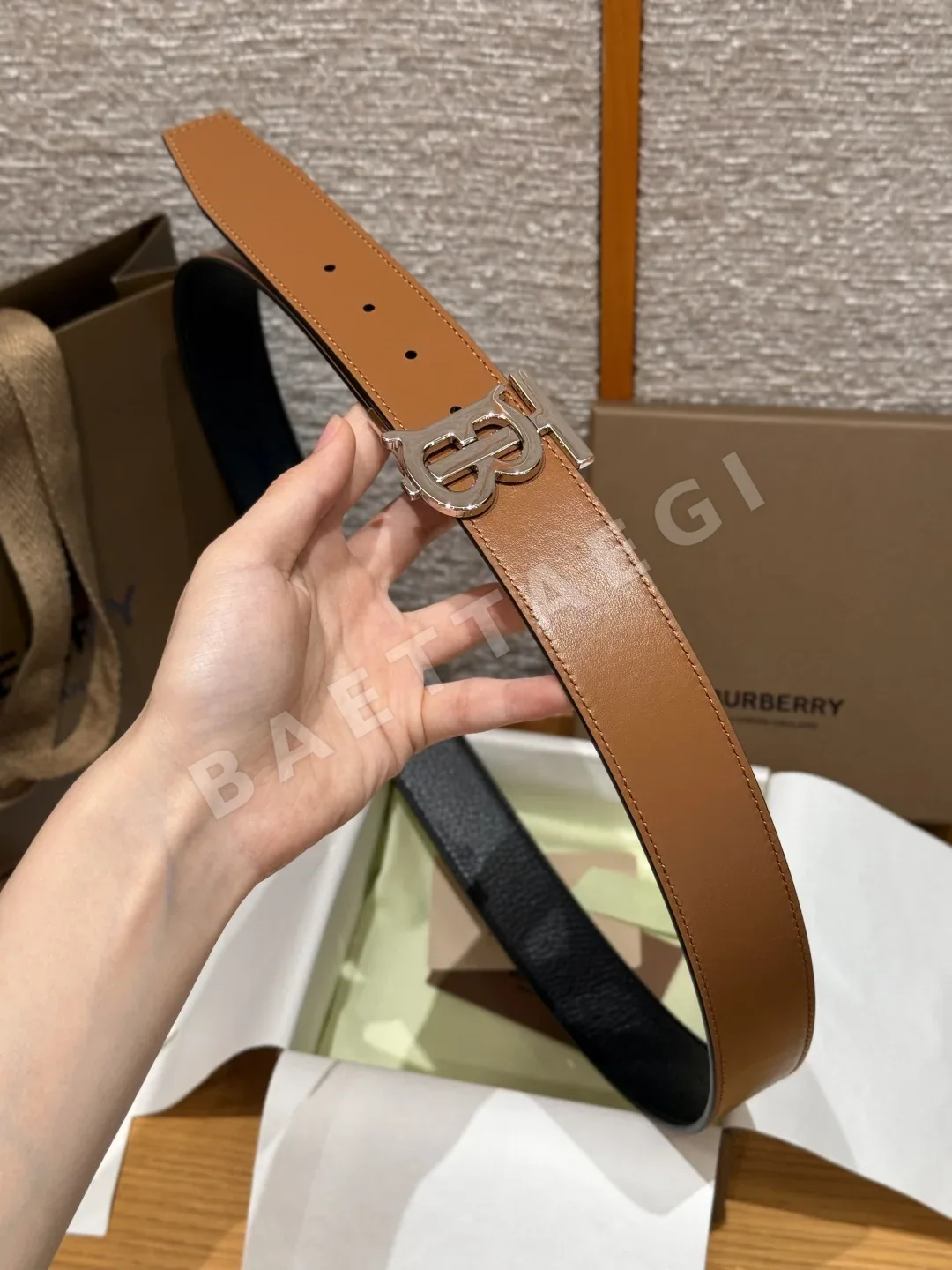 버버리 TB 로고 송아지가죽 리버시블 벨트 35MM 상세 이미지 4