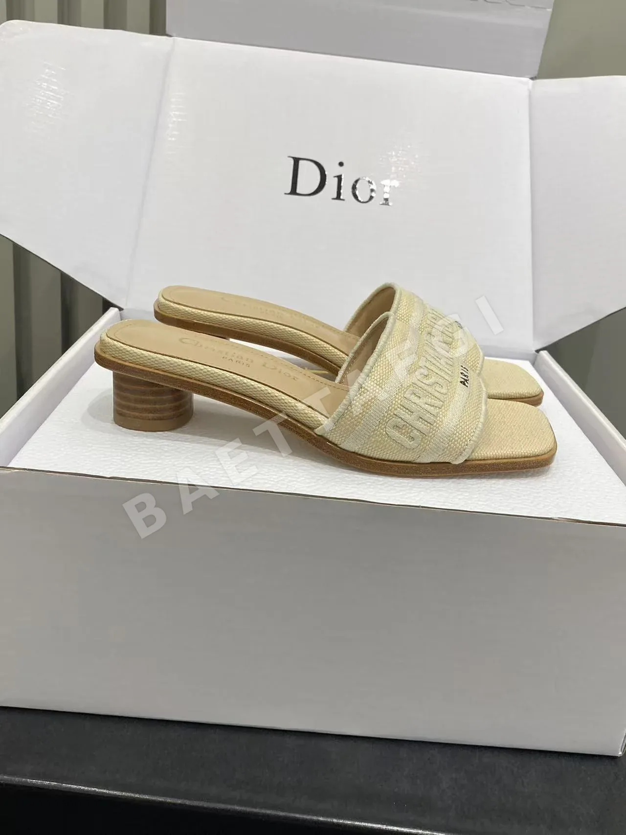 디올 스퀘어토 자수 청키힐 샌들 95543