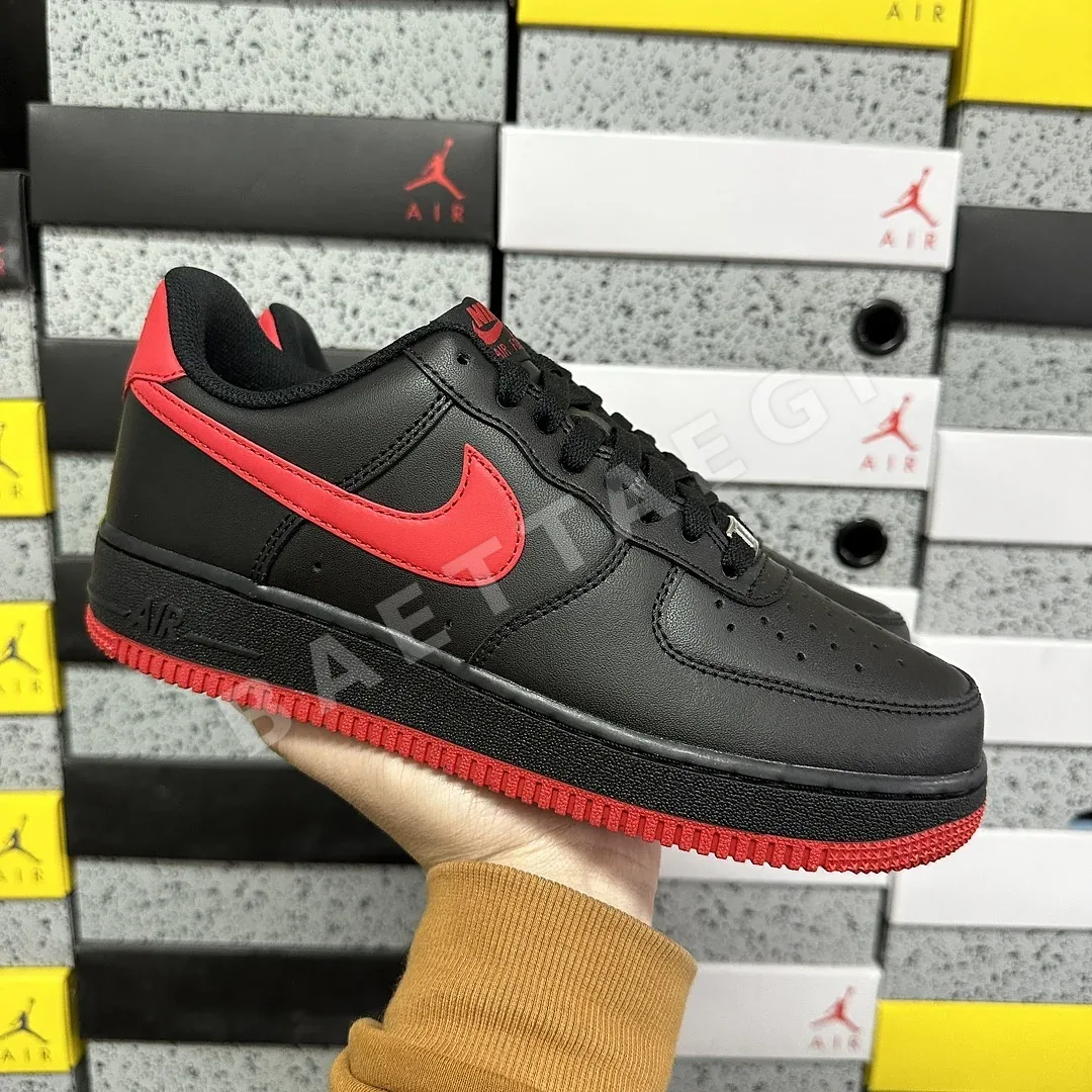나이키 [G] 에어 포스 1 로우 블랙 레드 FJ4146-002 201765 Nike Air Force 1 Low '07 LV8 Vamps 상세 이미지 2
