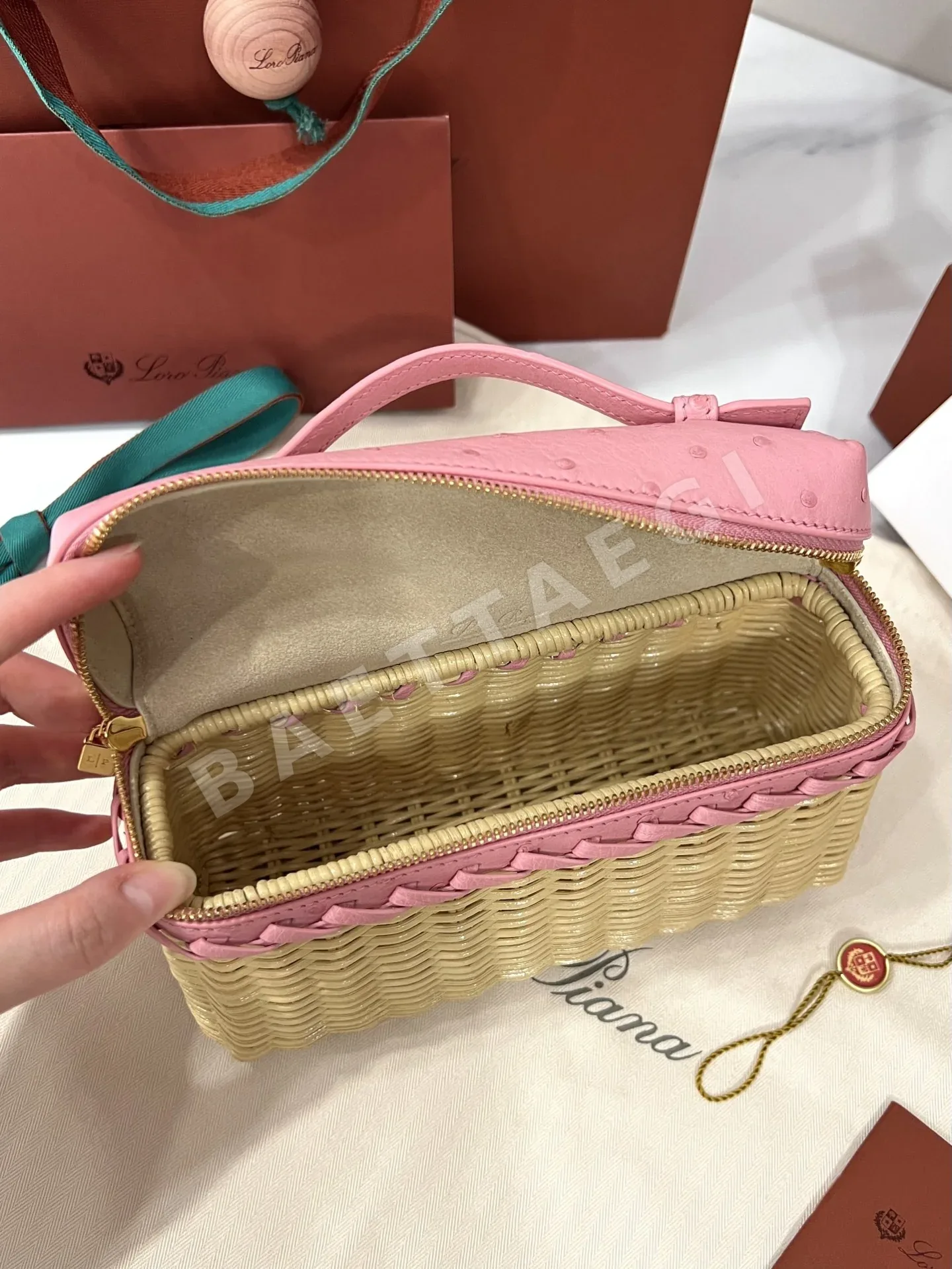 로로피아나 대나무 짜임 타조 가죽 핸드백 상세 이미지 6
