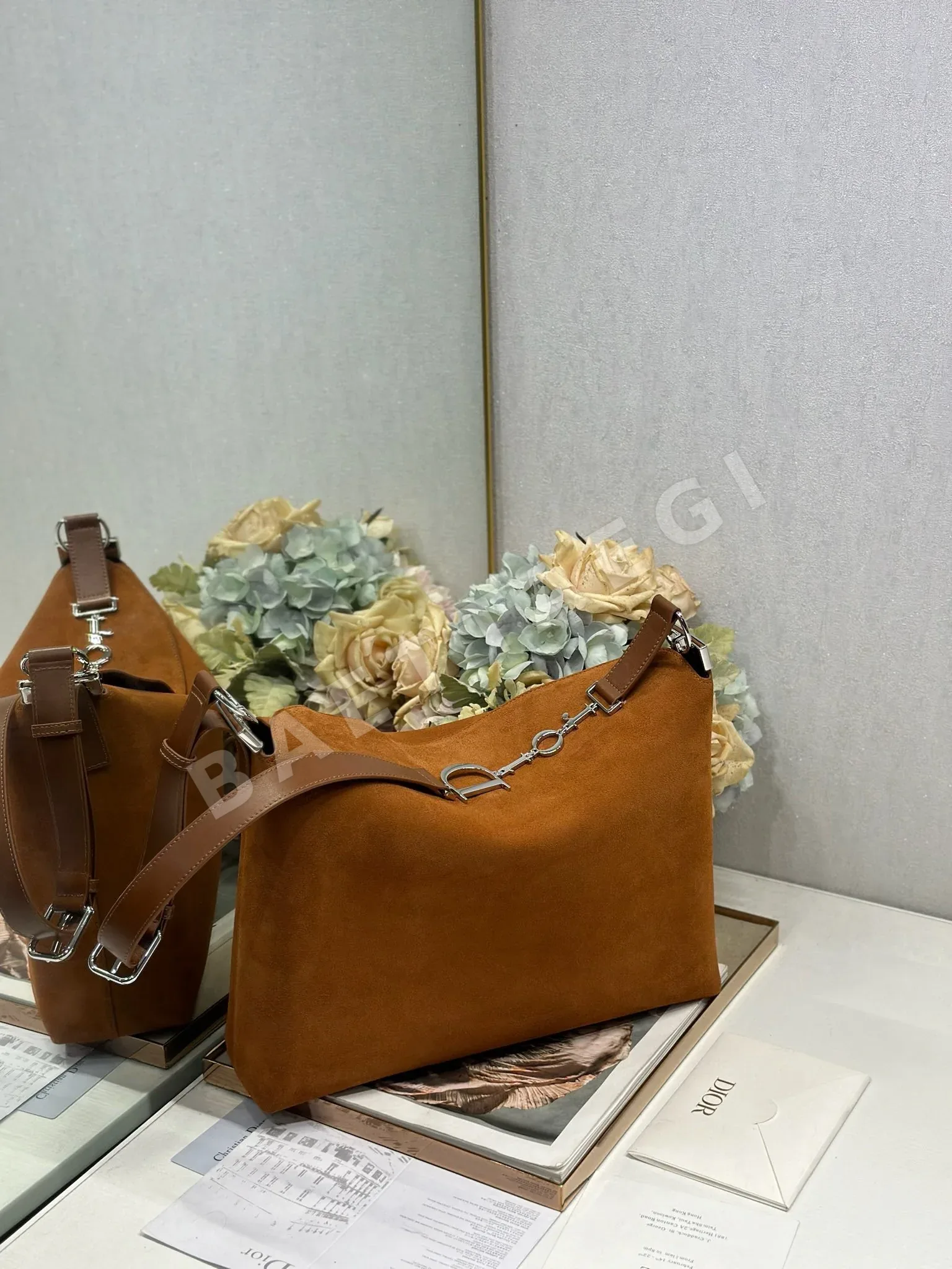 디올 라지 호보 스웨이드 가죽 가방 상세 이미지 3