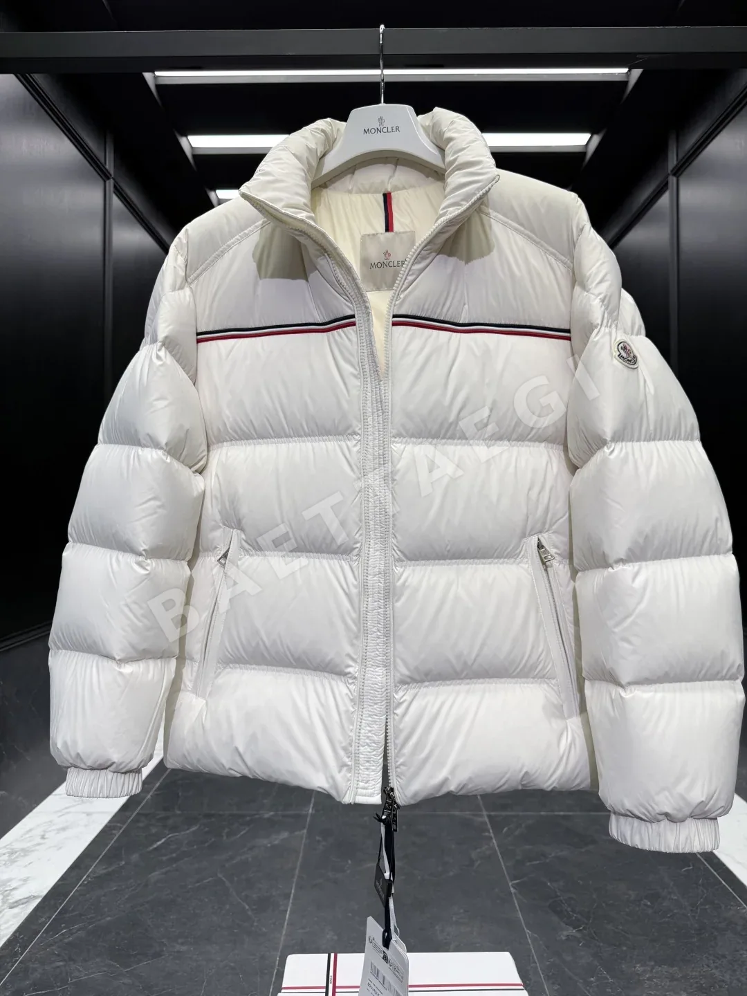 몽클레르 부바크(Moncler Bouvaque) 남성 숏 패딩 재킷 상세 이미지 7