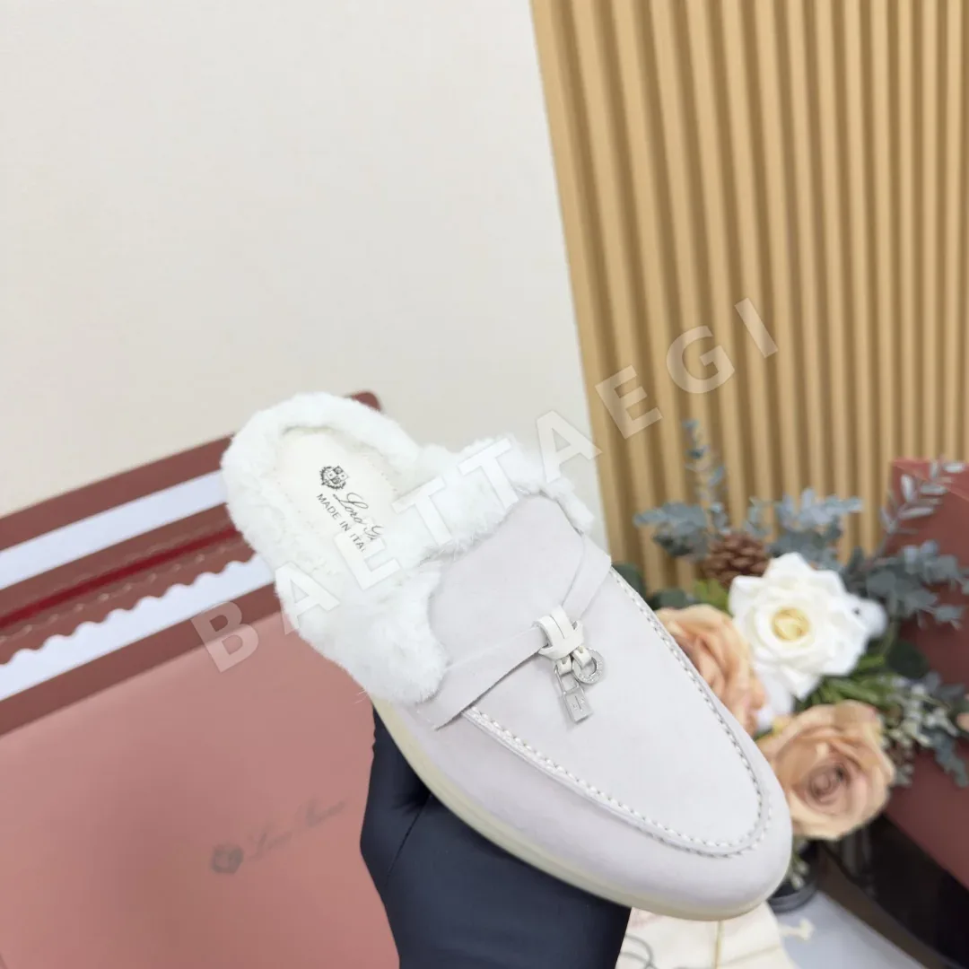 로로피아나 샌들 스웨이드 LP 이니셜 장식 상세 이미지 9