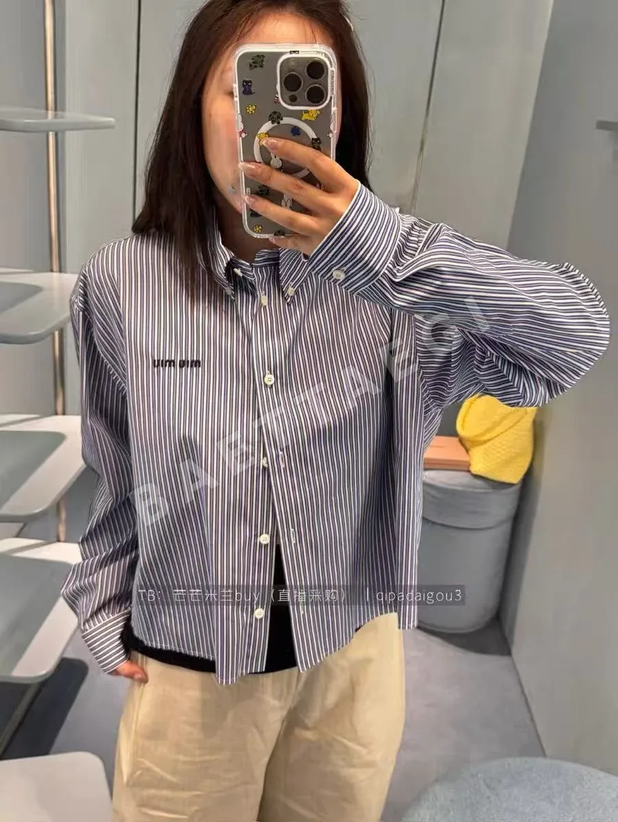 미우미우 마이크로 로고 자수 스트라이프 카라 여성 자켓 상세 이미지 2