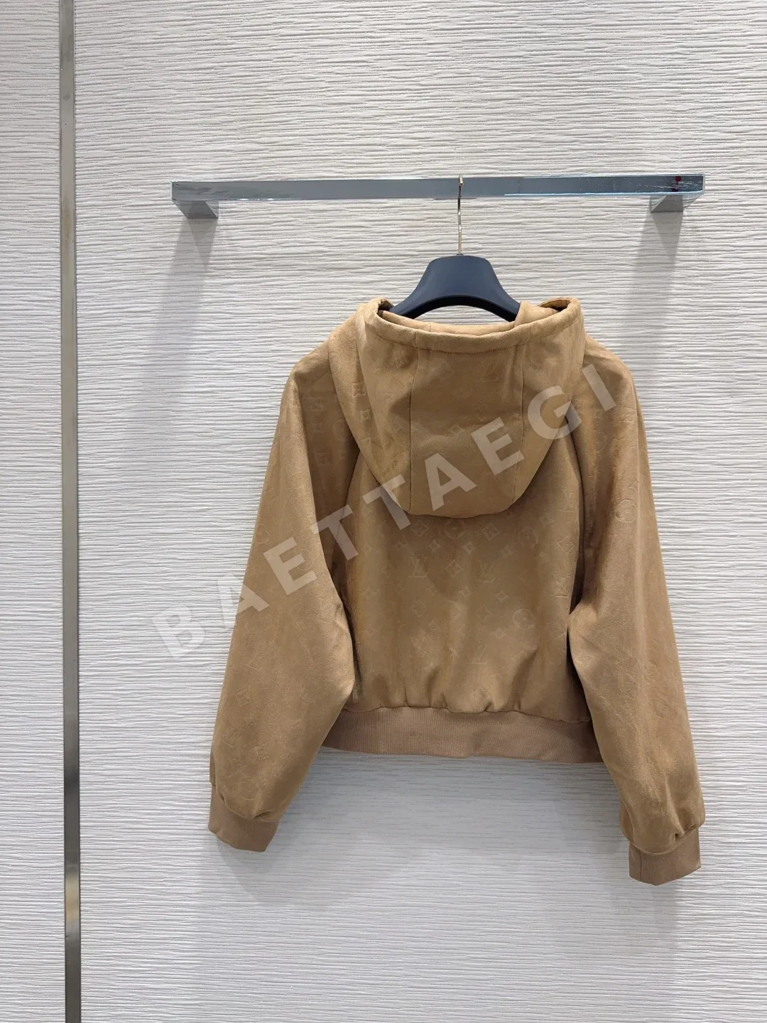 루이비통 엠보싱 후드 숏 자켓 상세 이미지 8