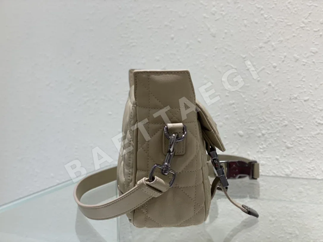 디올 캠프 퀼팅 메신저 가방 상세 이미지 4