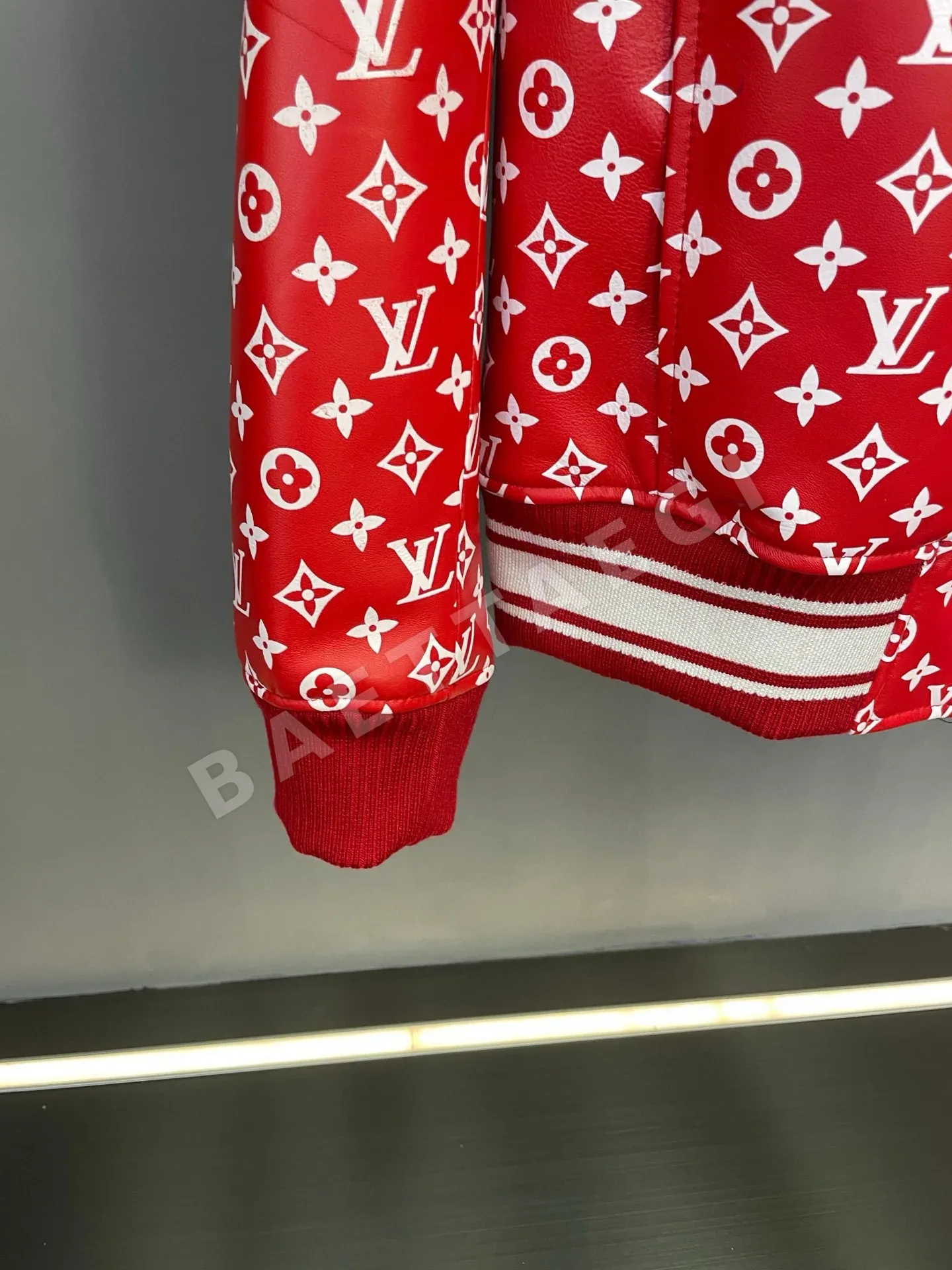 루이비통 레드 LV 모노그램 가죽 베이스볼 자켓 상세 이미지 3