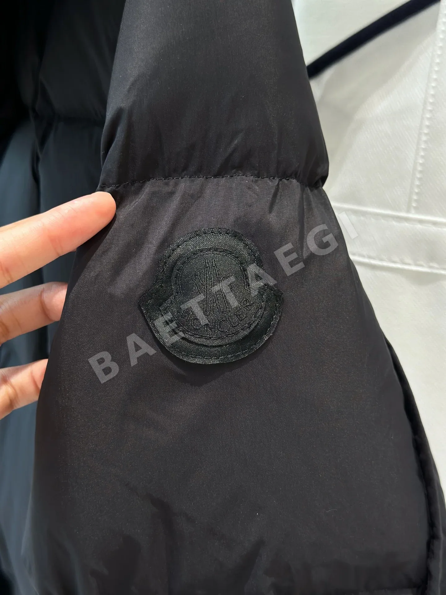 몽클레르 여성 화이트 구스다운 패딩 재킷 상세 이미지 4