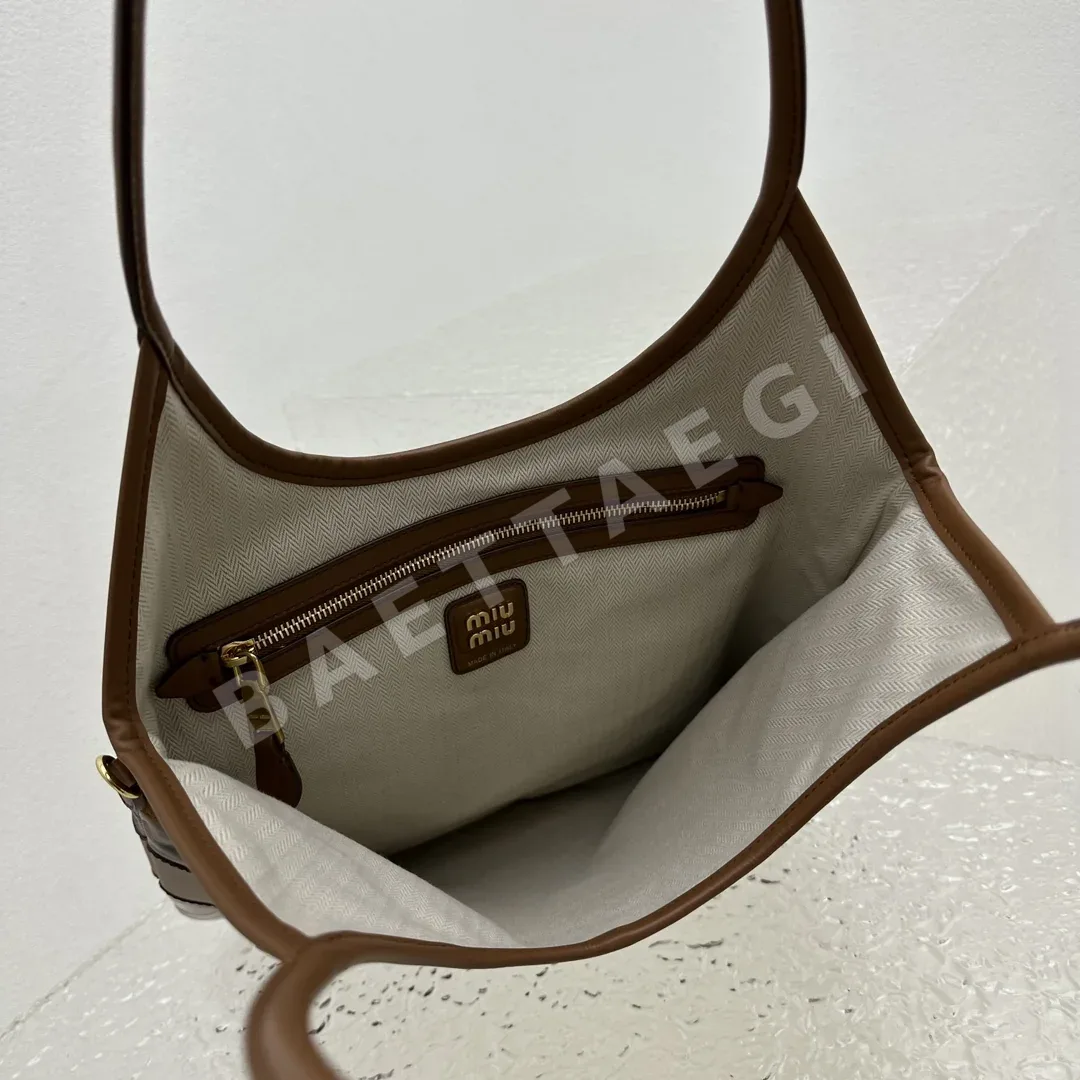 미우미우 런웨이 호보백 상세 이미지 8