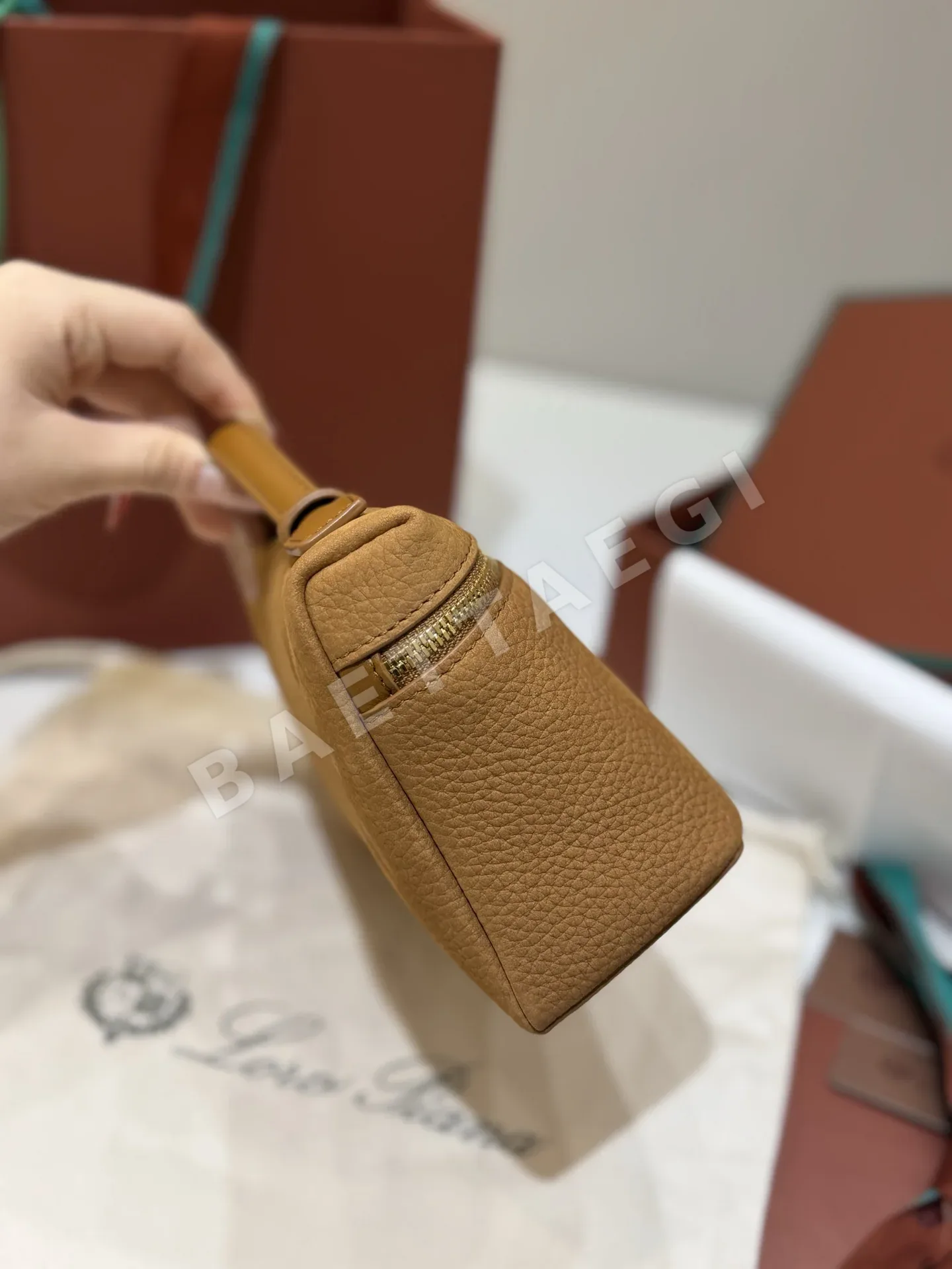 로로피아나 L19 벨벳 크로스바디백 상세 이미지 3
