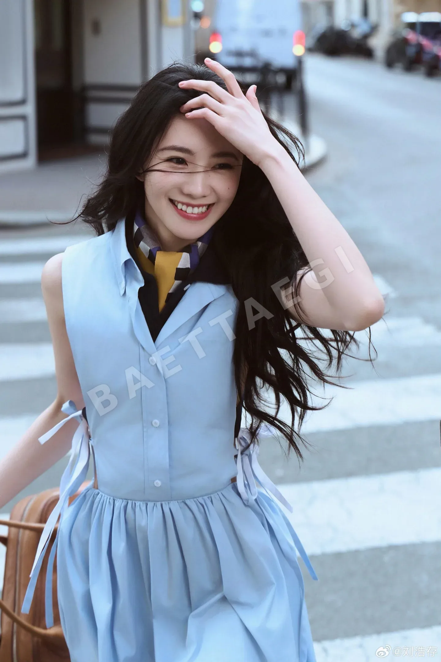 미우미우 로고 자수 옆라인 컷아웃 A라인 원피스 상세 이미지 8