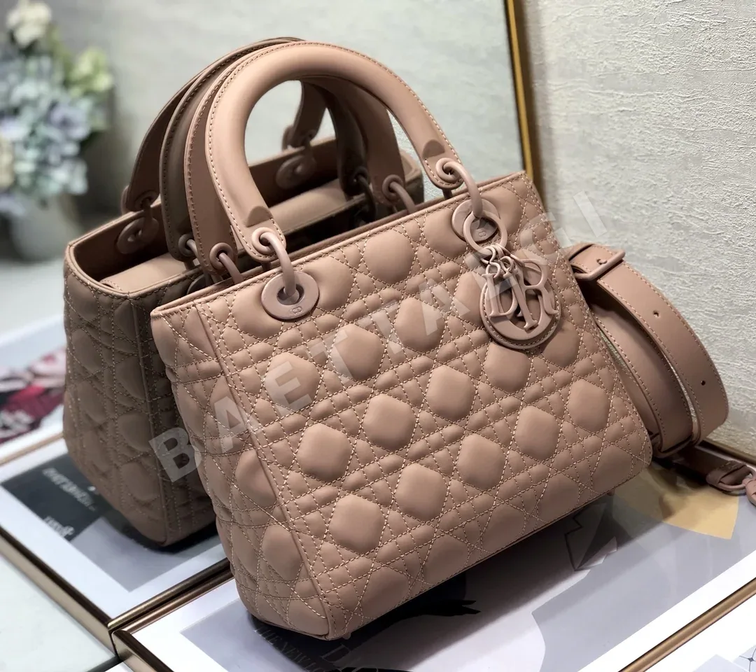 디올 레이디 매트 블랙 카프스킨 미디엄 가방 상세 이미지 2