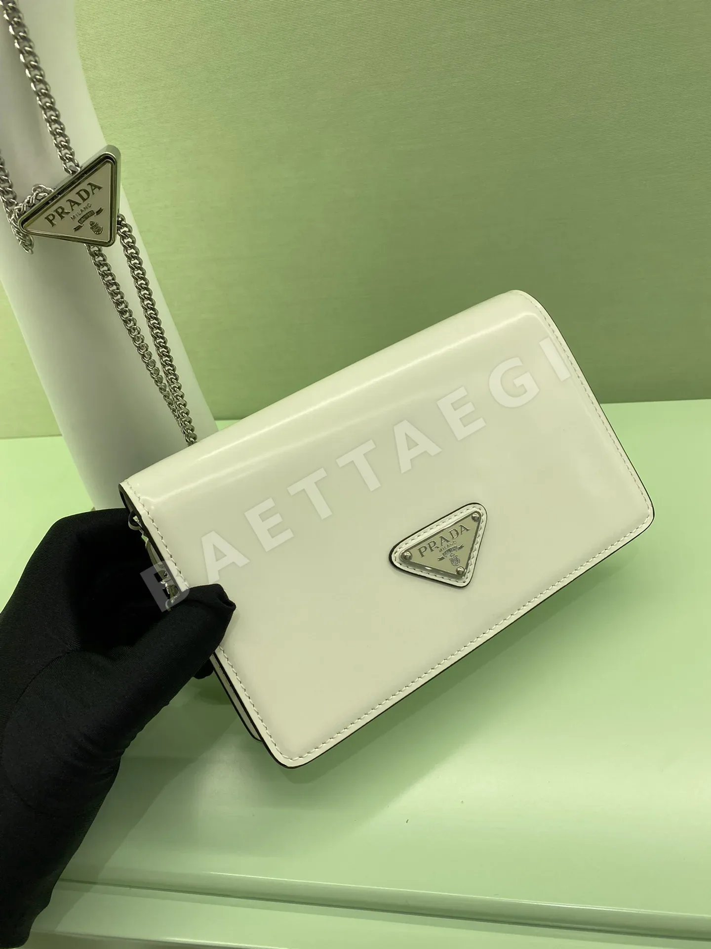 프라다 광택 소가죽 플랩 숄더백 1BD307 상세 이미지 4