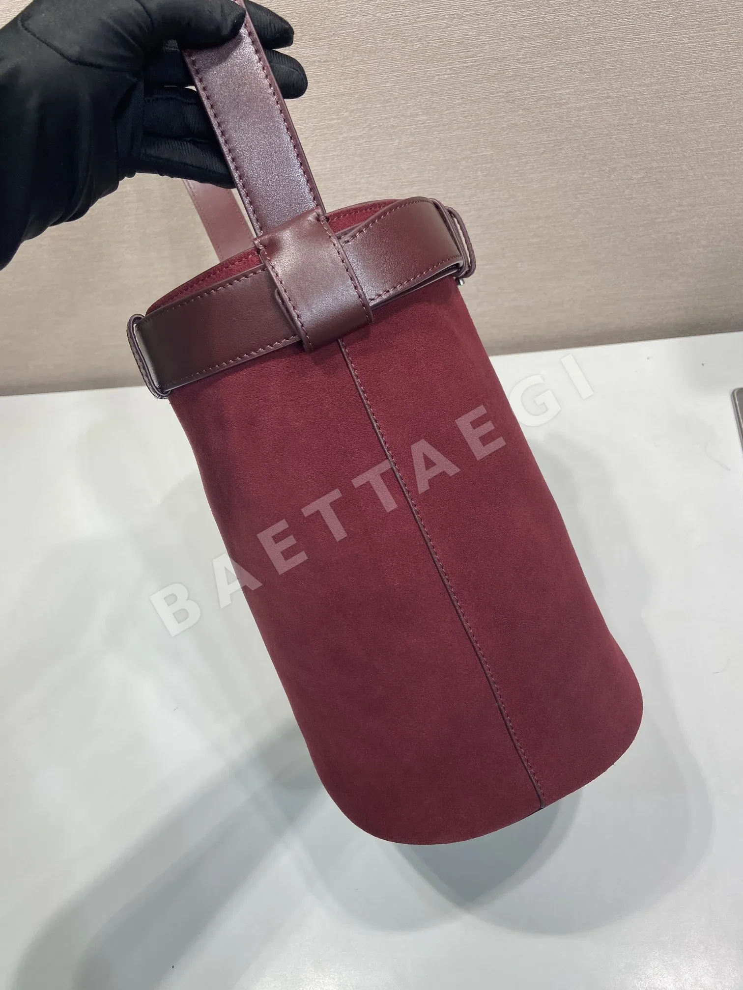 프라다 스웨이드 버킷백 1BE085 상세 이미지 6