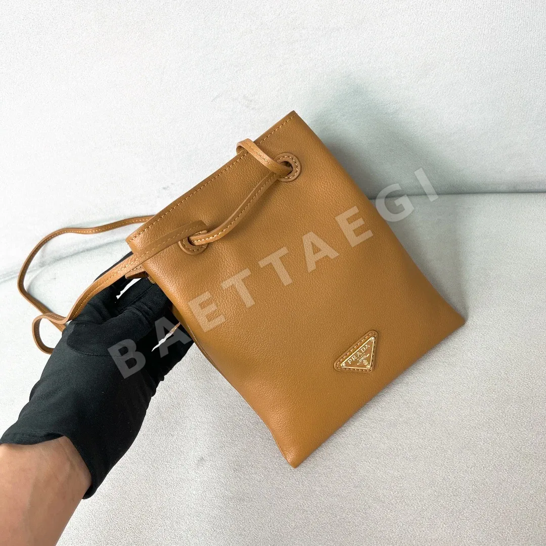 프라다 삼각 로고 수통 가방 1BH221 상세 이미지 2