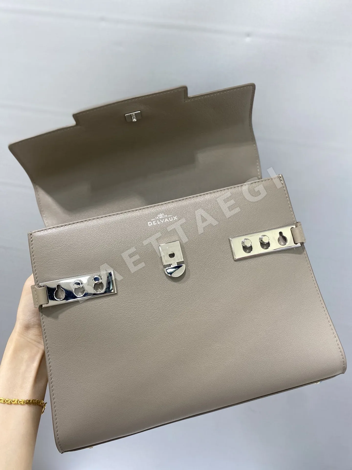 델보 템페트 MM 스위프트 카프스킨 가방 상세 이미지 7