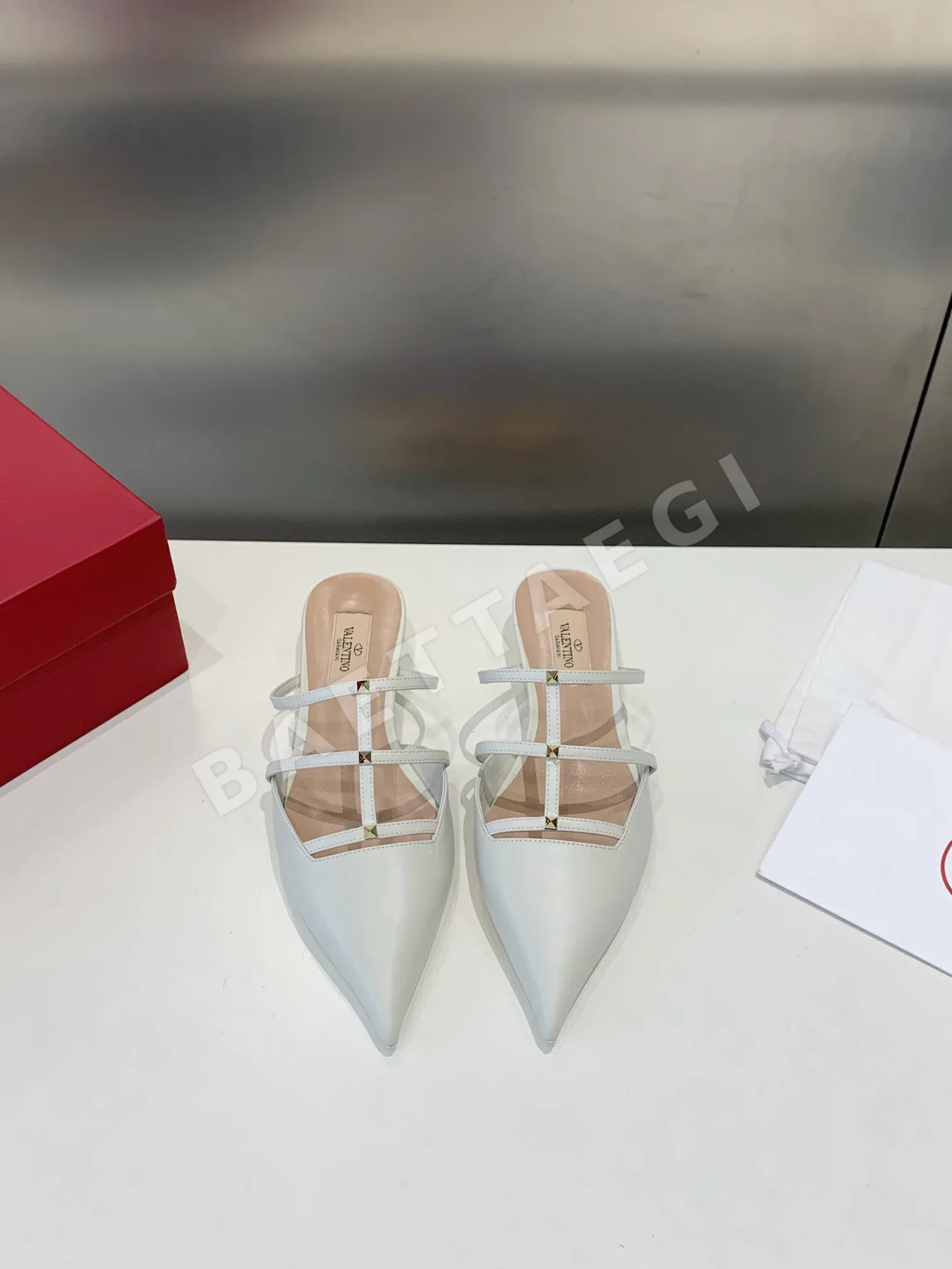 발렌티노 VT 뾰족코 스터드 샌들 24578
