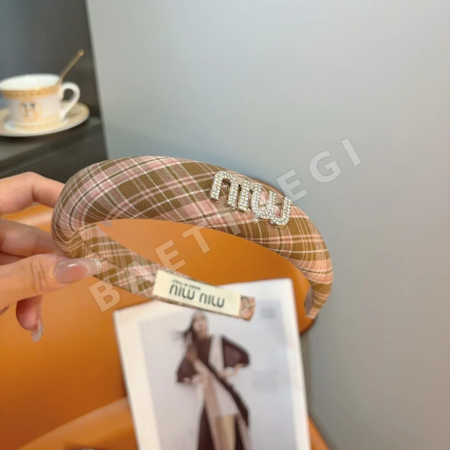 미우미우 메탈 로고 스폰지 헤어밴드 상세 이미지 5