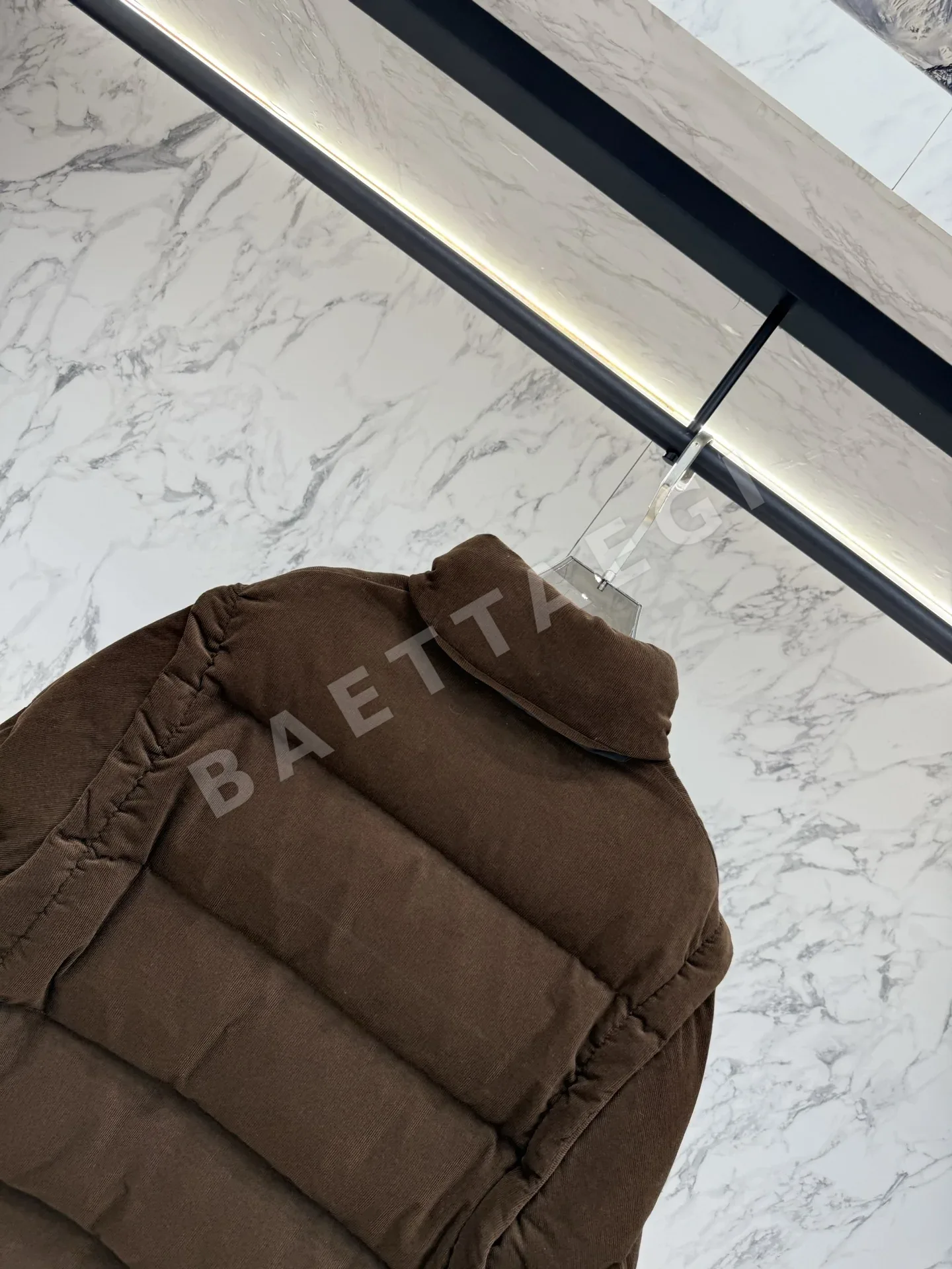 프라다 메탈 로고 남성 나일론 패딩 재킷 상세 이미지 9