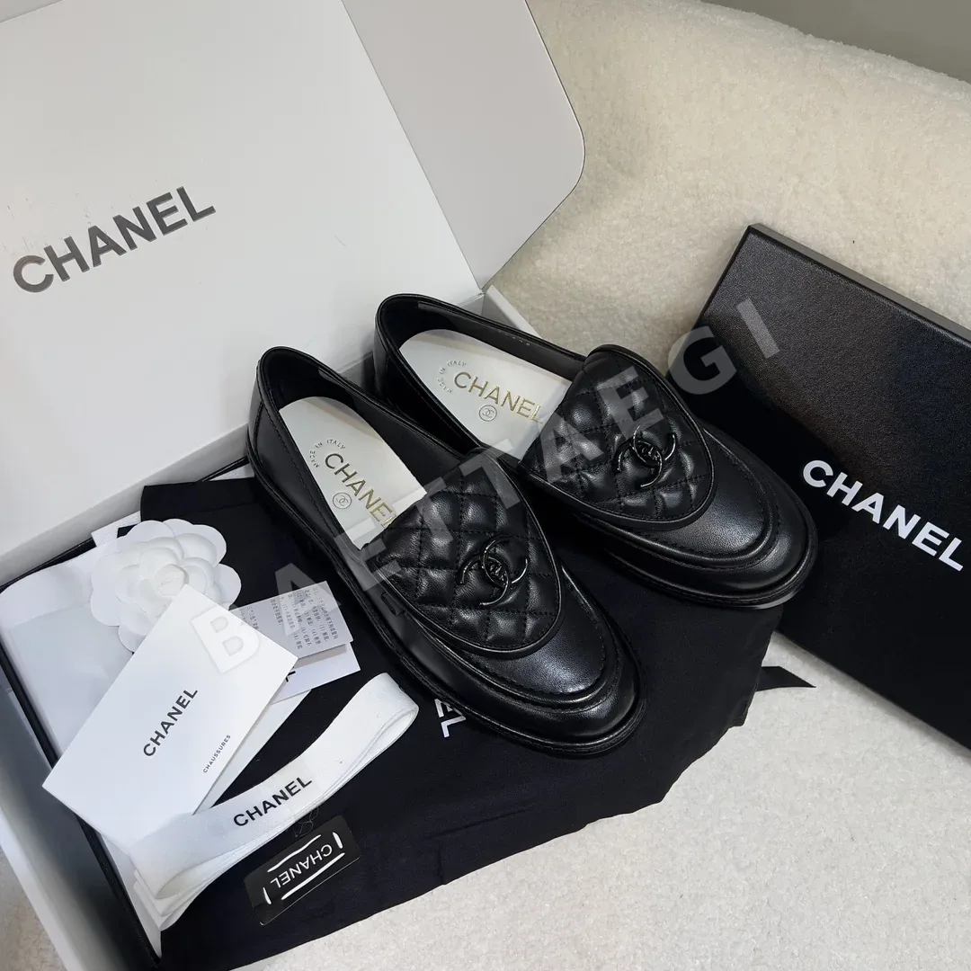 샤넬 24C 퀼팅 장식 로퍼 94323