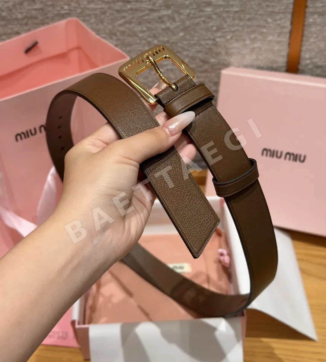 미우미우 컷아웃 로고 버클 가죽 벨트 상세 이미지 3