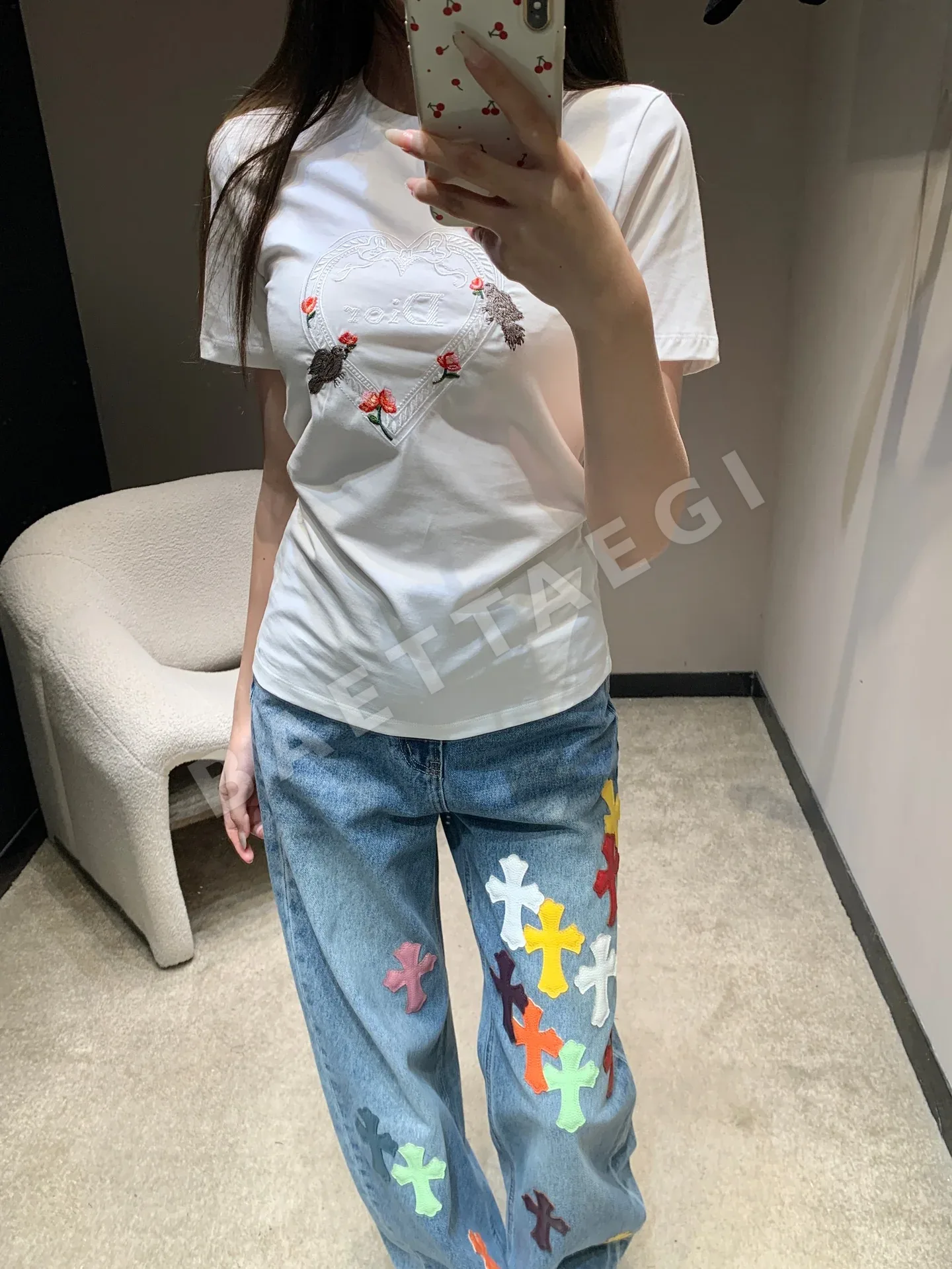 디올 자수 하트 크루넥 여성 반팔 티셔츠 상세 이미지 2