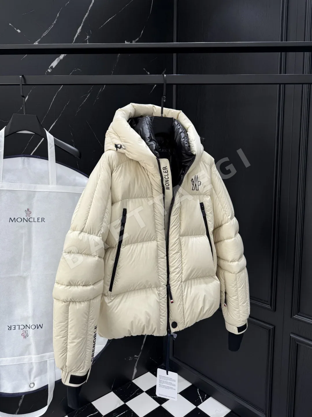 몽클레르 남성 화이트 덕다운 패딩 상세 이미지 6