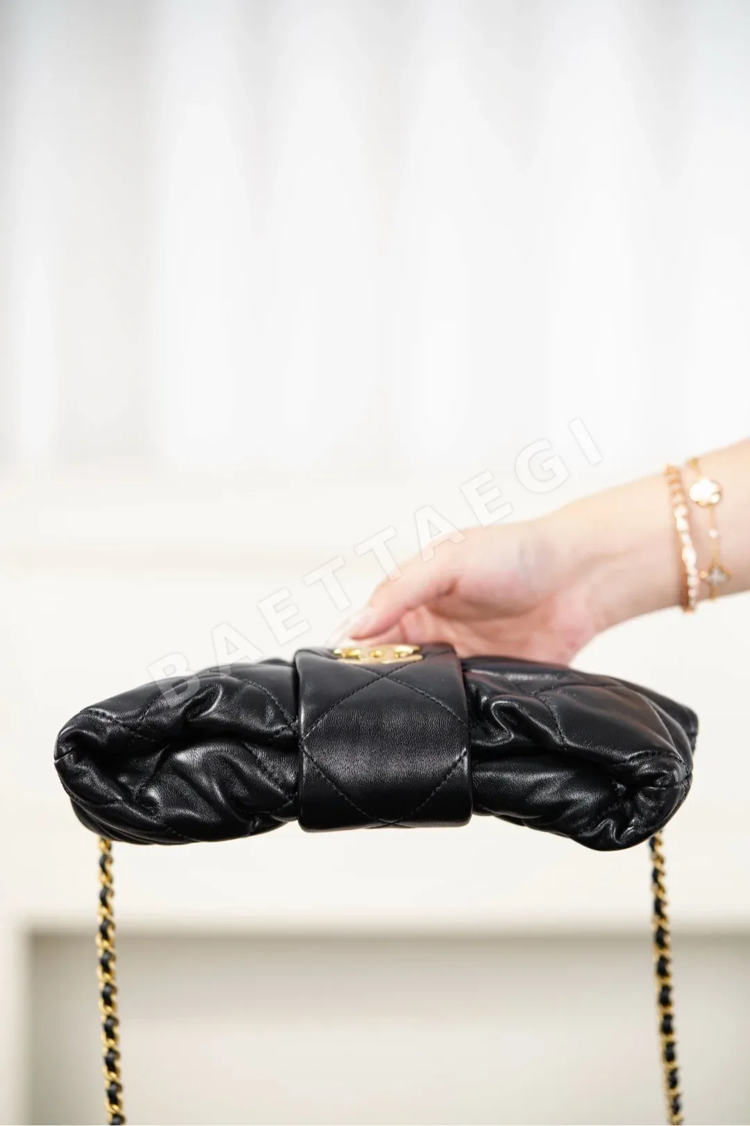 샤넬 케어 리본 퀼팅 핸드백 상세 이미지 9