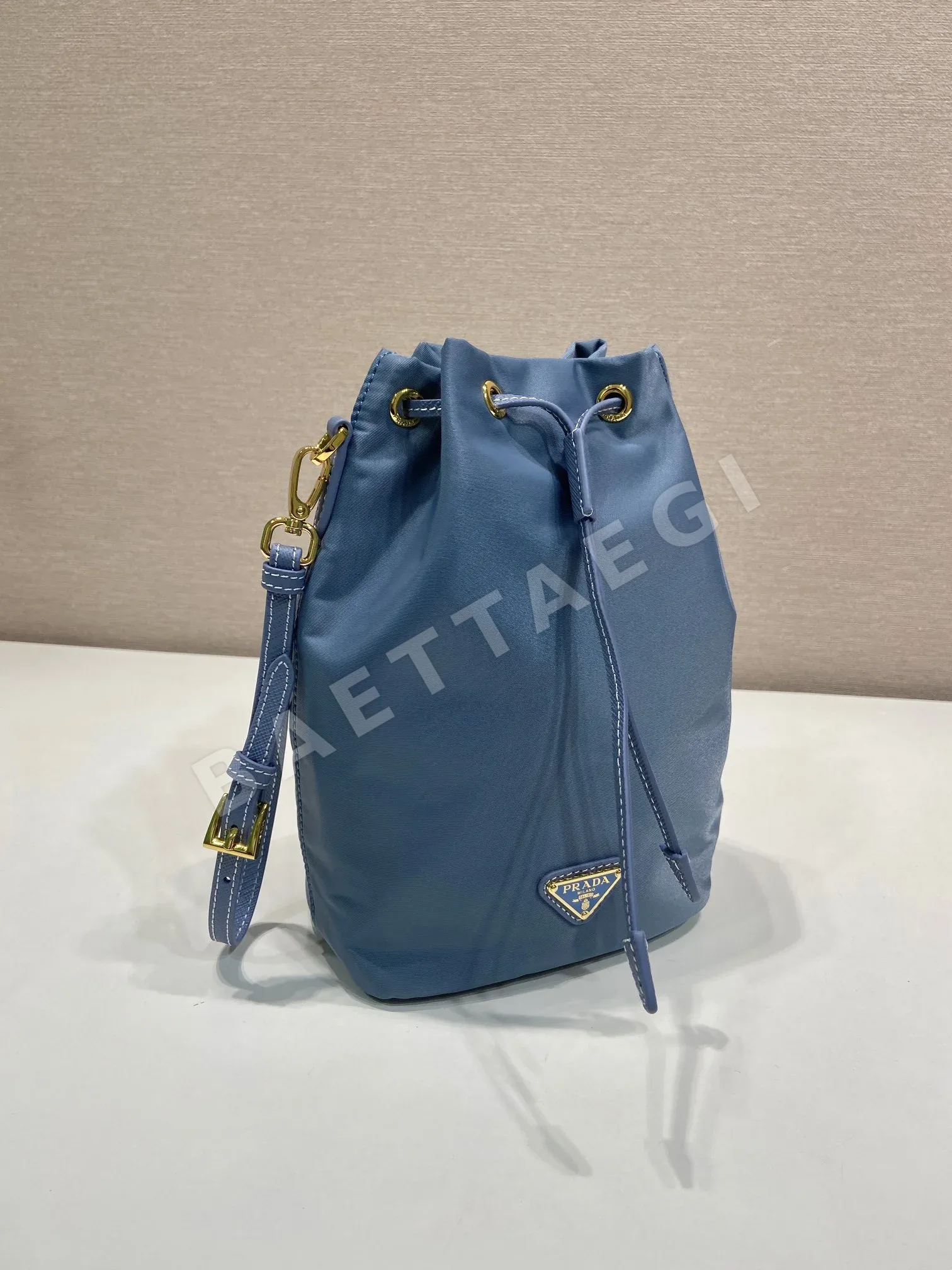 프라다 복주머니 나일론 클러치백 상세 이미지 2