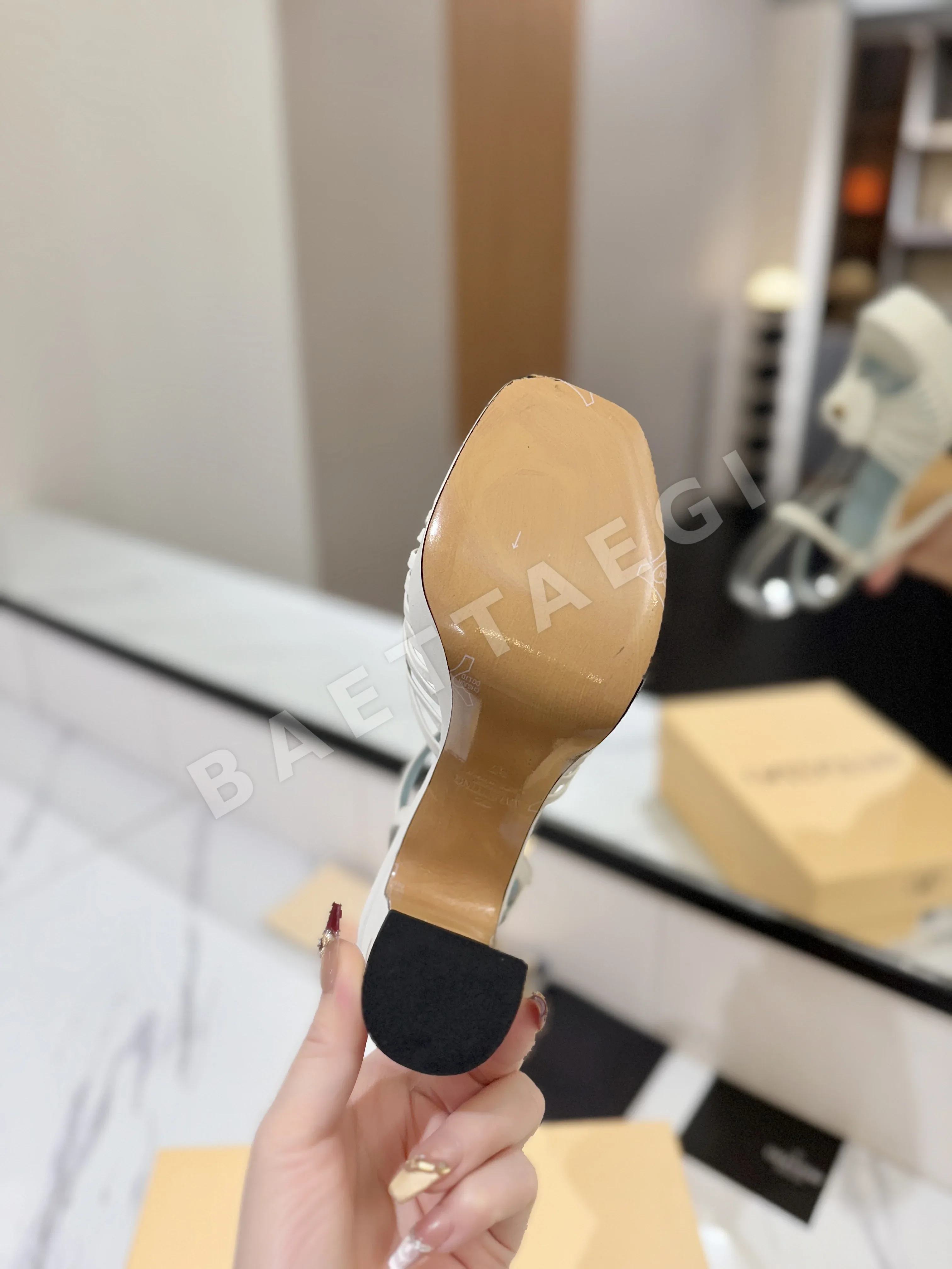 발렌티노 브론즈 V 버클 스퀘어토 샌들 상세 이미지 18