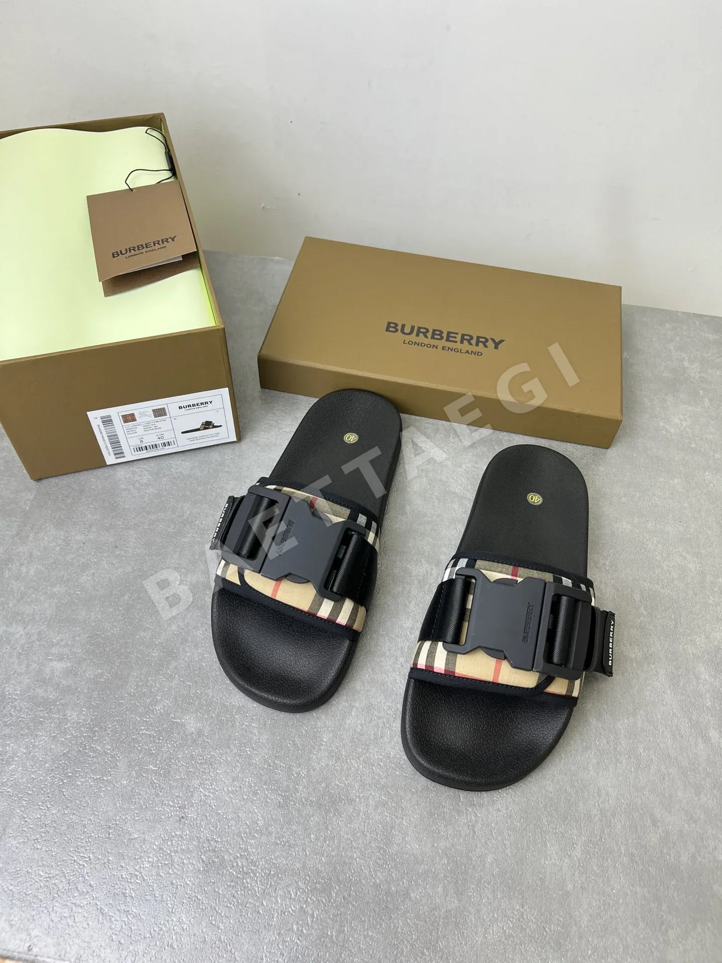 버버리 버클 오픈 토 샌들 80144