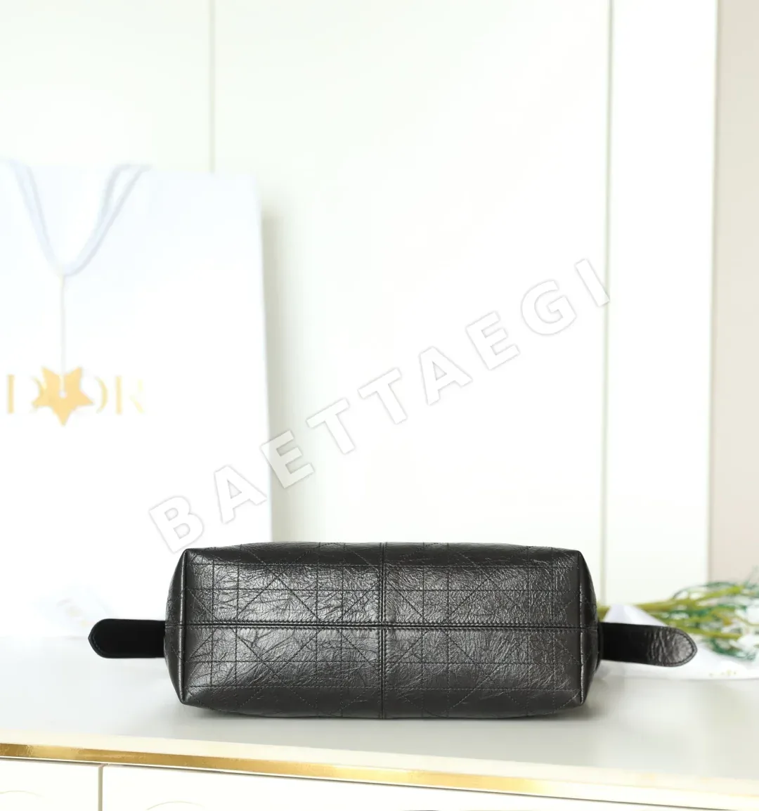 디올 VOYAGE 미디엄 엠보싱 송아지가죽 가방 상세 이미지 7