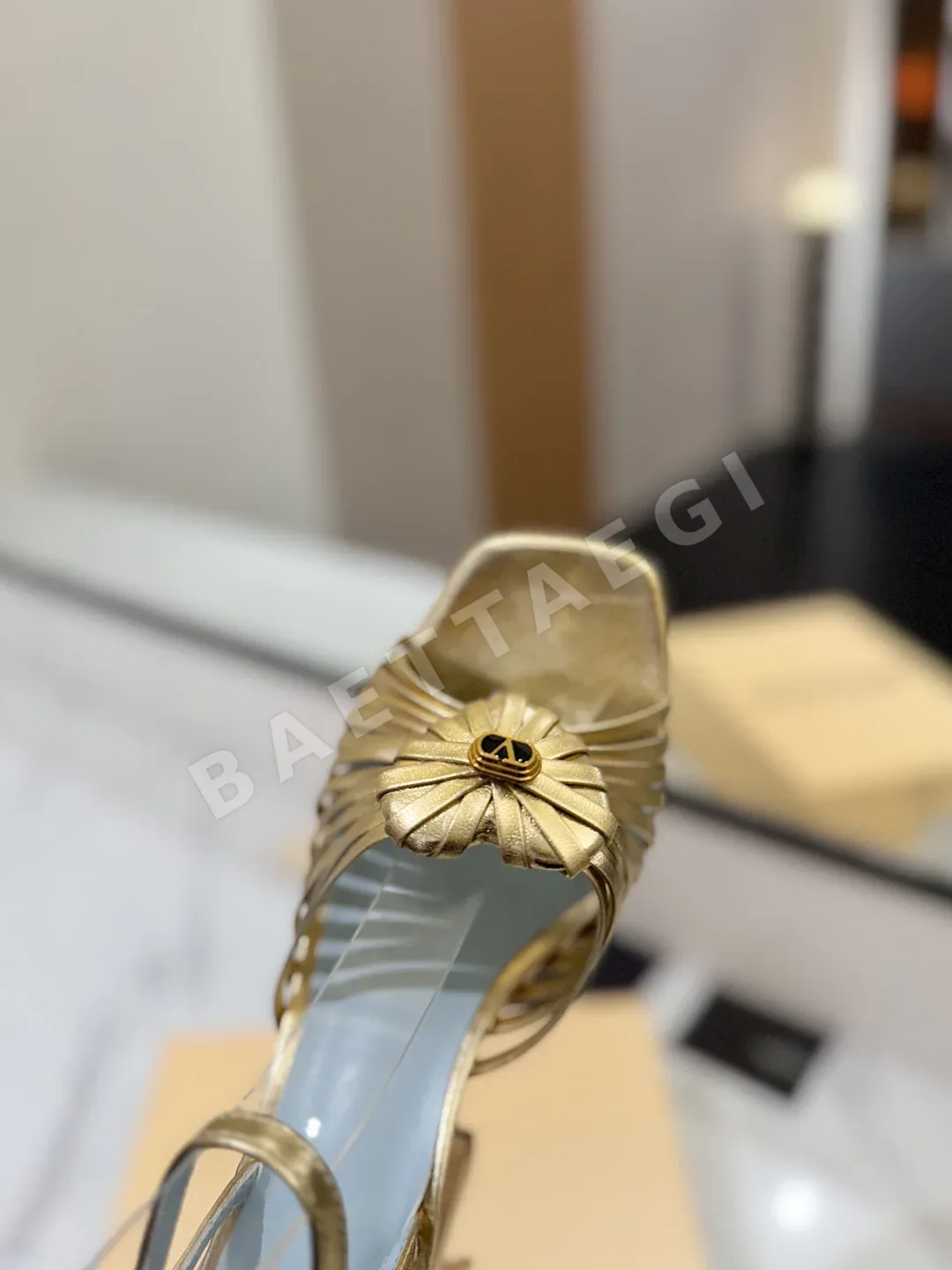 발렌티노 V버클 하트형 샌들 상세 이미지 7