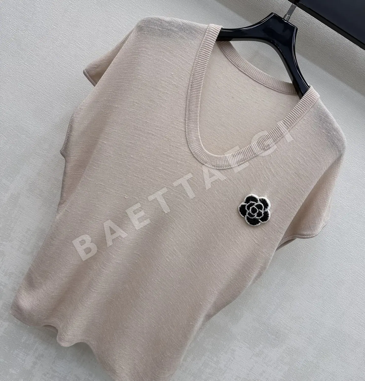 샤넬 V넥 카멜리아 비즈 자수 반팔 티셔츠 상세 이미지 2