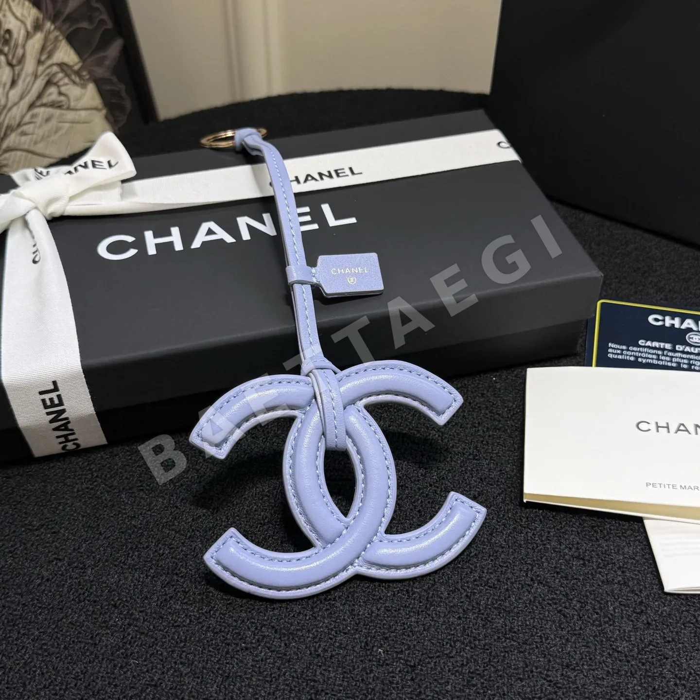 샤넬 램스킨 더블 C 로고 가방 참 키링 203700