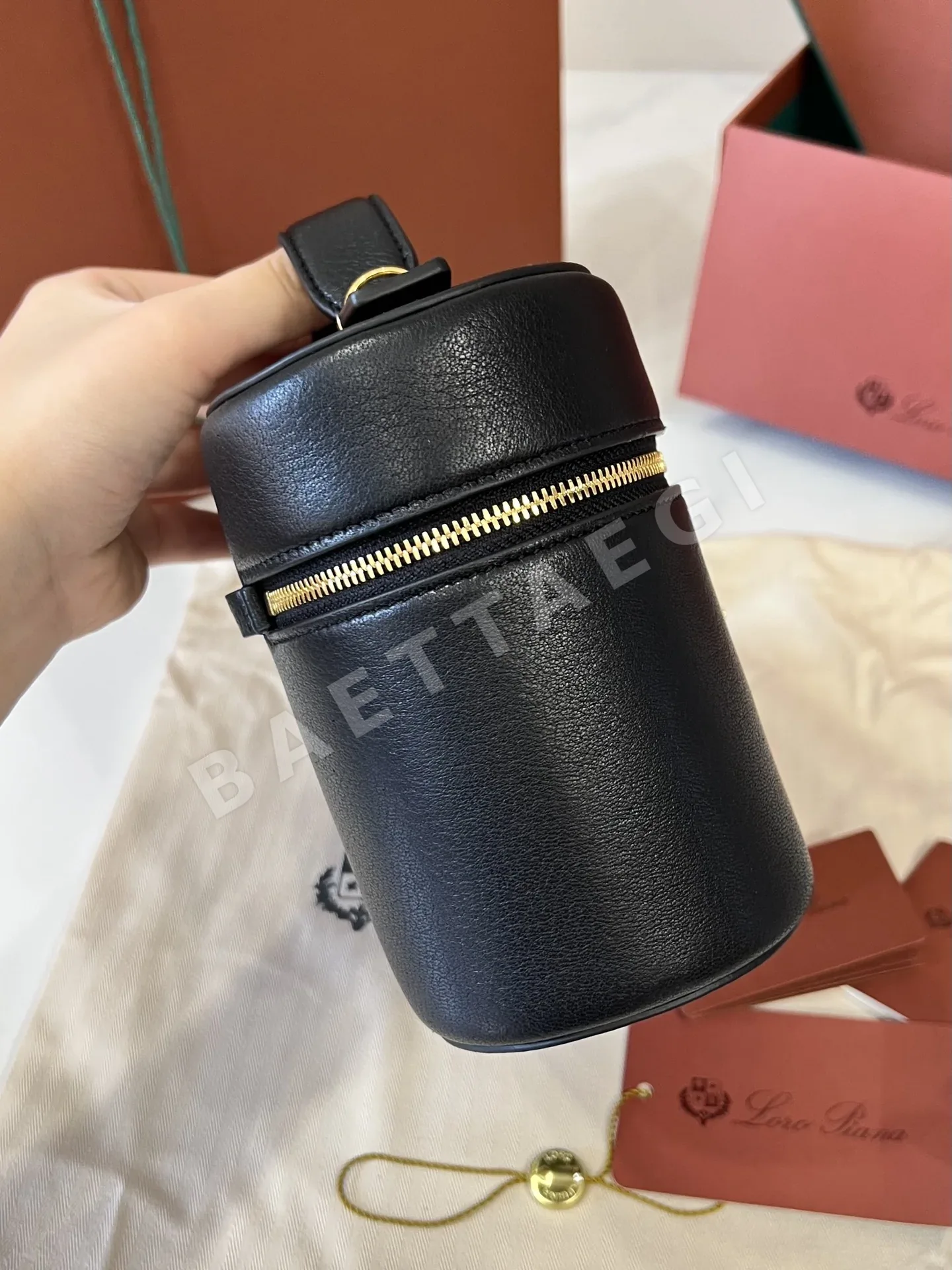 로로피아나 엑스트라 소프티 램스킨 핸드백 상세 이미지 3