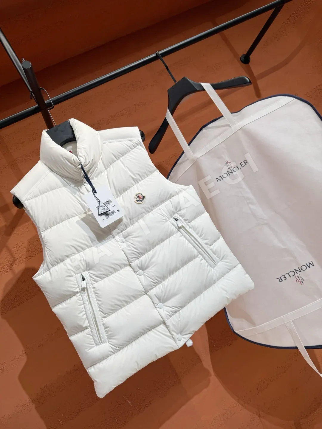 몽클레르 화이트 덕다운 남성 조끼 상세 이미지 5