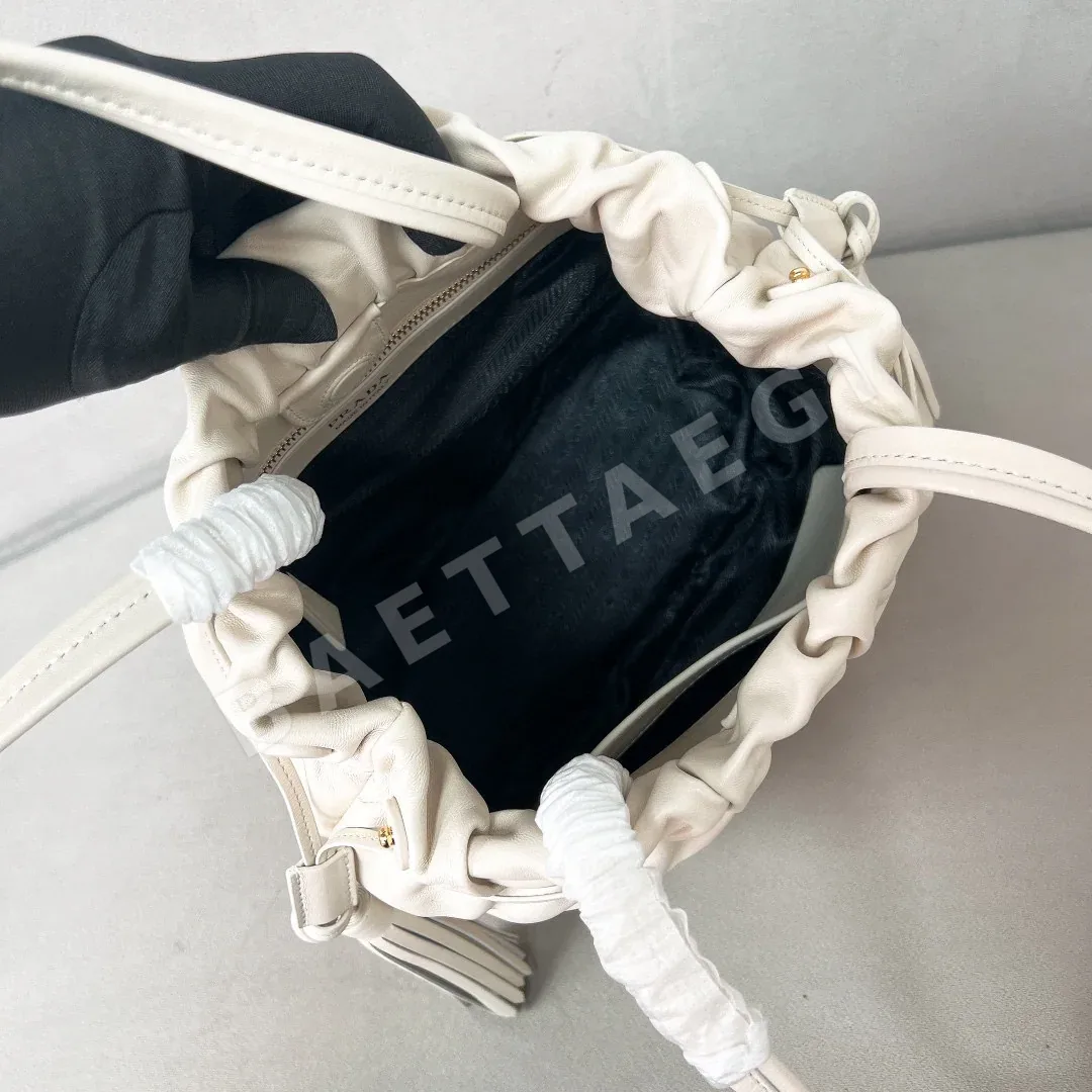 프라다 소프트 그레인 양가죽 클라우드백 가방 1BG541 상세 이미지 8