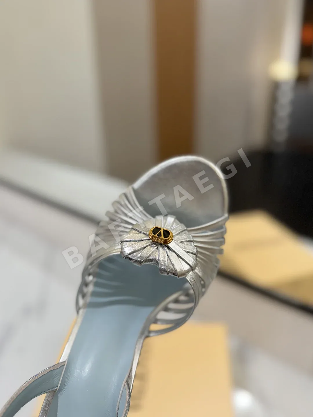 발렌티노 V 로고 백리스 샌들 상세 이미지 6