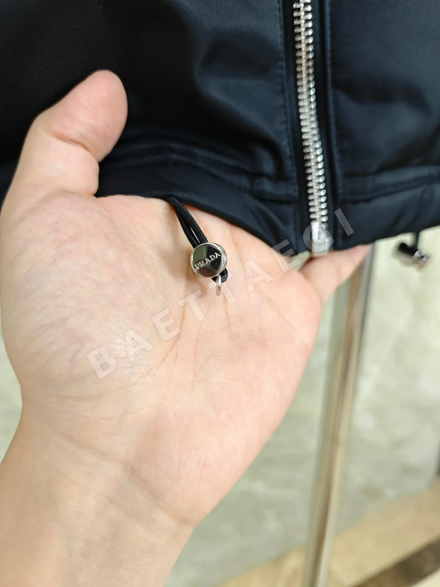 프라다 리나일론 크롭 다운 재킷 블랙 상세 이미지 6