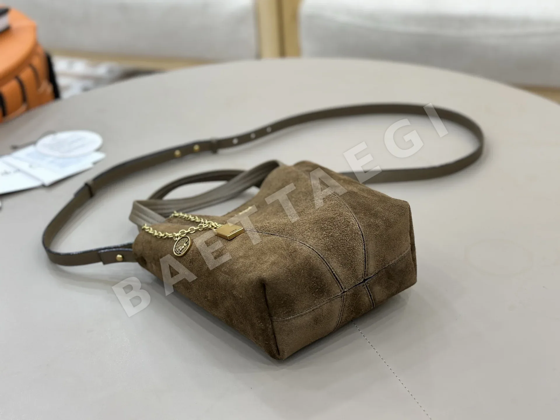 끌로에 스핀 스웨이드 토트백 상세 이미지 5