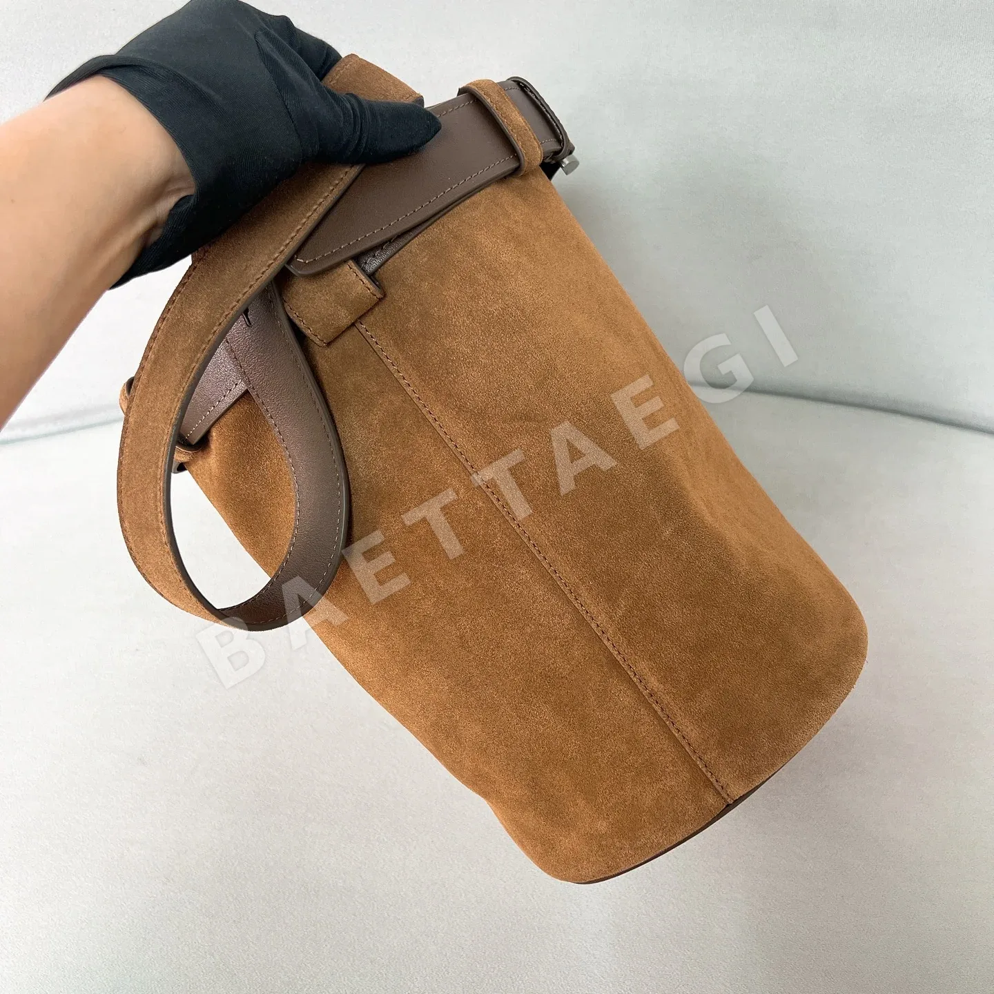 프라다 스웨이드 버킷 가방 1BE085 상세 이미지 3